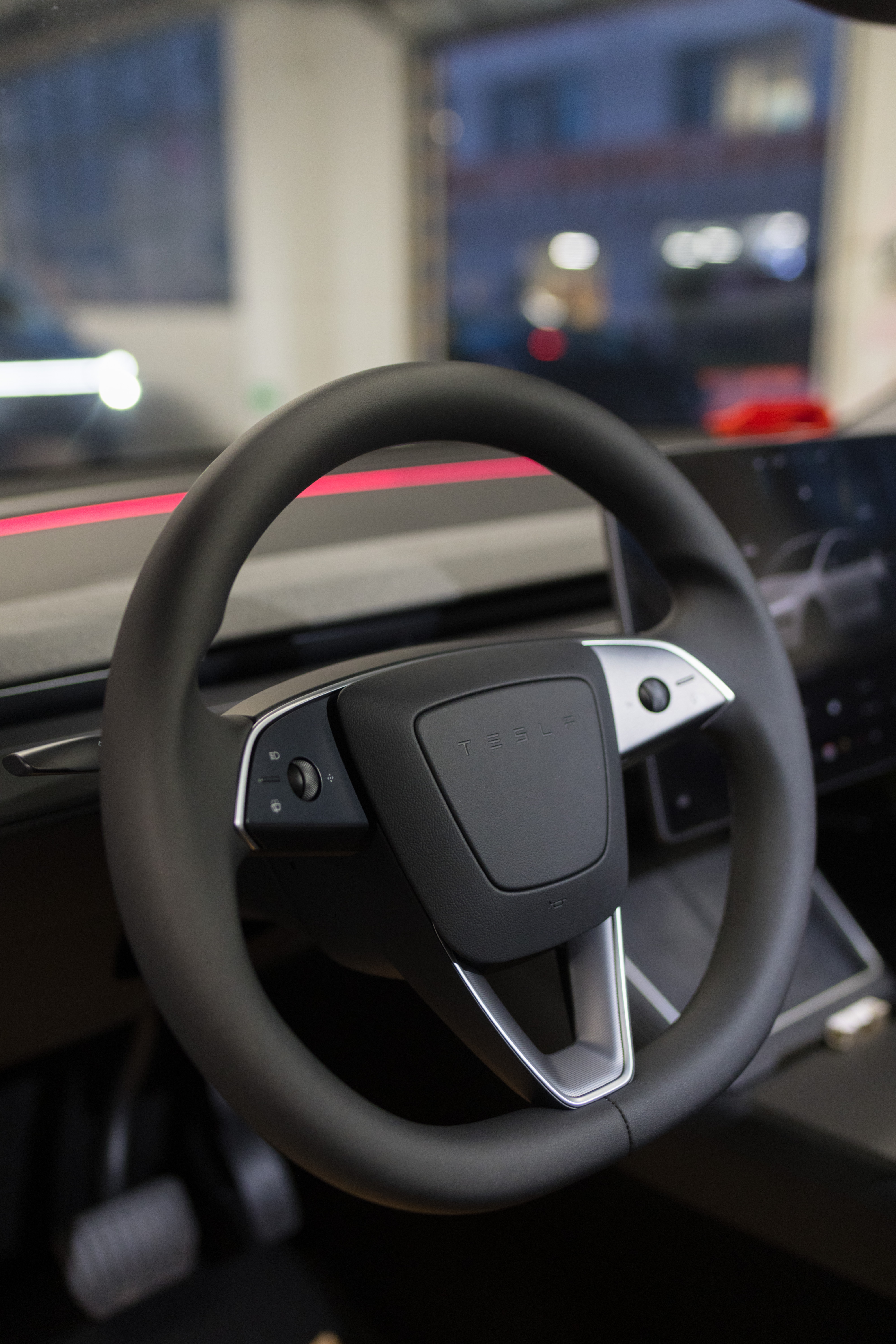 9月27日喜提老公送的特斯拉 谁懂这一份温柔的保护🥹
可以穿着健身服开车去健身房
不用再担心遇见老登们的猥琐眼光了
	
老公：祝你玩得开心，老公为你保驾护航
	
#大玩具 #提车日记 #喜提新车 #交车仪式 #爱的大礼物 #人生第一辆小车车 #把浪漫装进车里 @采蘑菇的小畔子