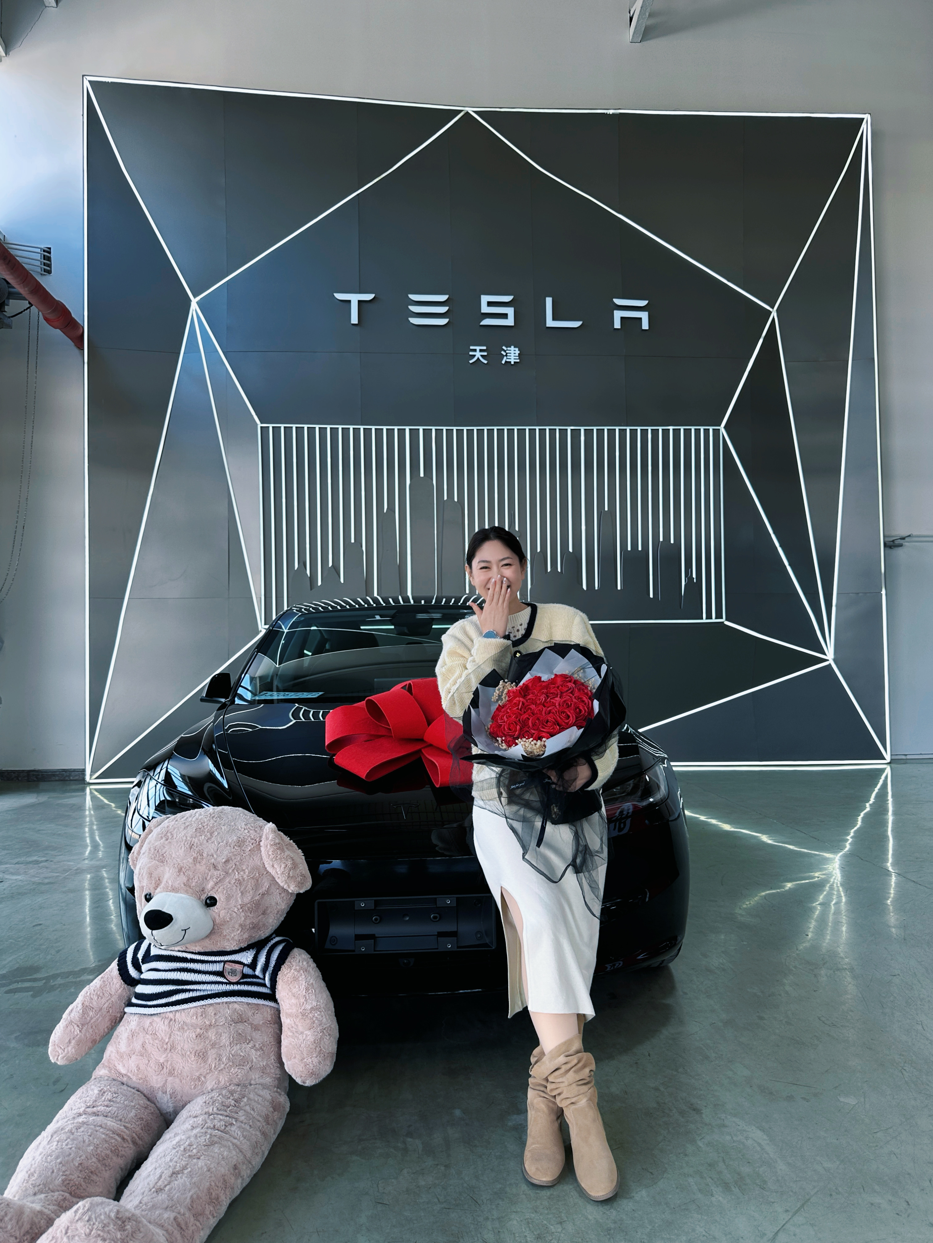 天蝎女♏生日月～囍提新车，成为"特"区居民啦 恰逢秋日，生日前夕，拥有了我的小拉花🎀
恭喜自己成为特斯拉车主🎉
哈哈哈哈没办法都说美女开特斯拉🖤我也要加入这个阵营！
不喜欢Y，也就为了空间吧，所以选择了3，驾驶感不错的😄
生日月就要满满的开心啊，要成为想成为的自己啊～最后想问问，天津的特斯拉车友们多不多，要不要进个群呢[哇R]
#提车日记 #换车的尽头是电车 #喜提新车 #model3 #喜提爱车 #提车大吉 #特斯拉车友会 @Miss蕊💞