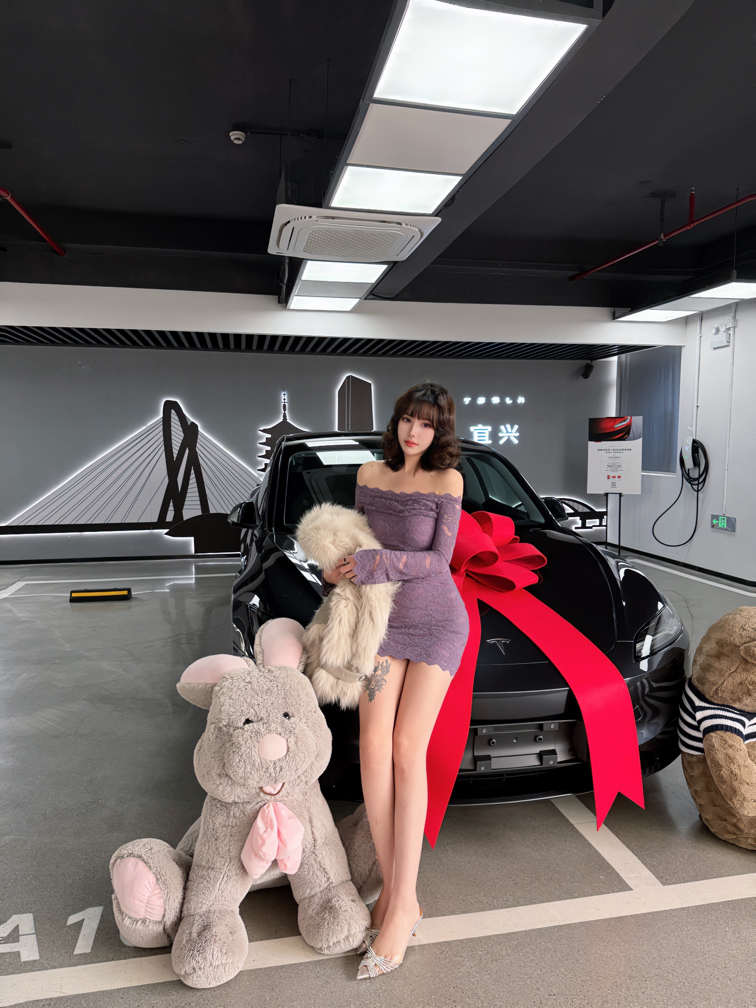 特斯拉女车主～ 还没有拿到驾照就全款提了[哇R]#model3 之后陪朋友试驾了小米 我试坐了后还是更喜欢特斯拉！很多人说是毛坯房 我反而更喜欢这种简约性冷淡风[doge]#特别心动的车 @笨蛋美女小1