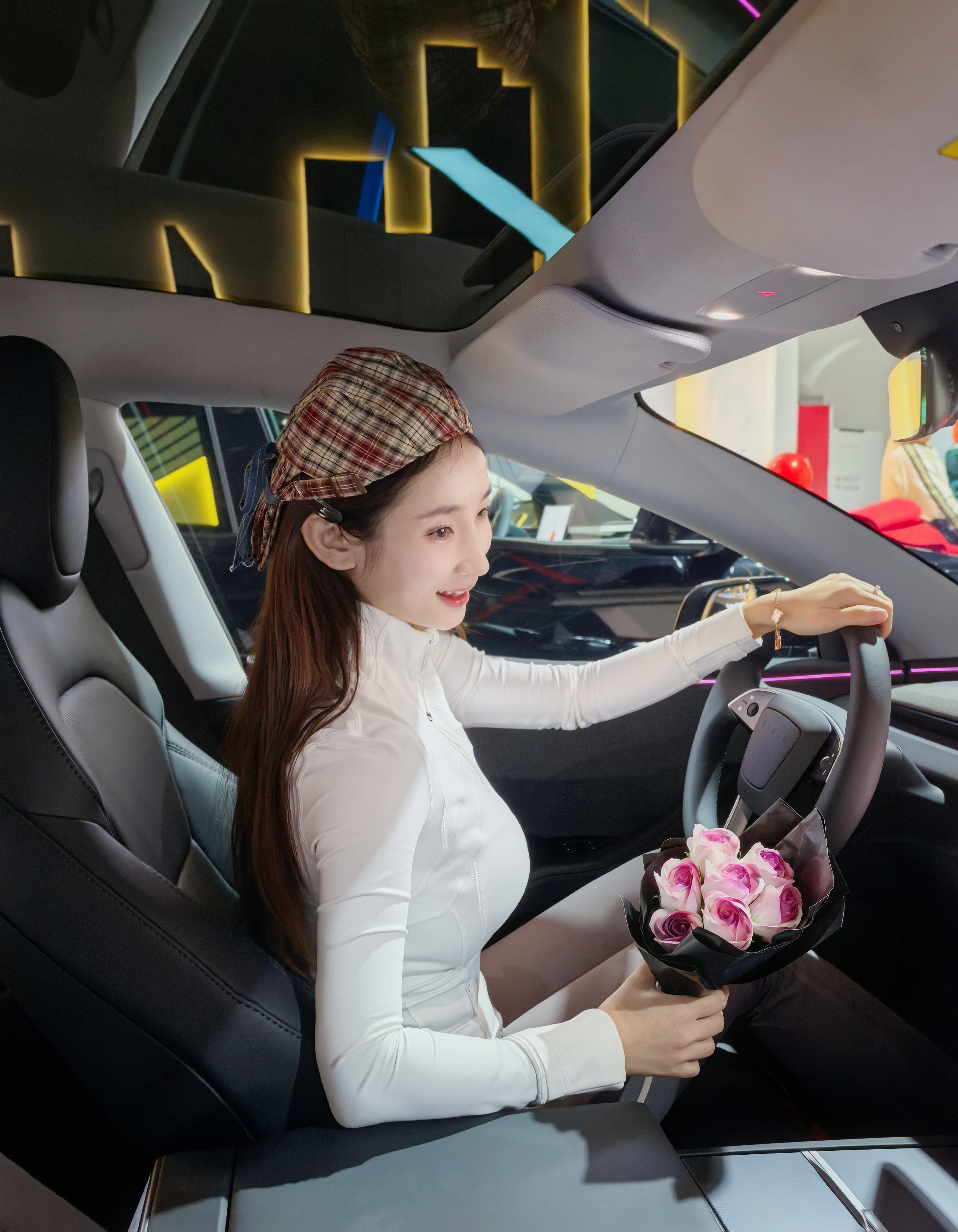 提车日记 | 穿lululemon提特斯拉🚗 这个新改版的特斯拉车标黑到看不出是什么车😞
不过新改几个讨喜：①前排座椅新增通风加热，后排加热
	
②前保险杠摄像头：新增了前保险杠摄像头，而且带清洗装置，这个是为了增强纯视觉体系，提升fsd能力用的，无法为旧款车改装
	
③微标颜色：前脸和尾部的Tesla标志从铬色（银色）改为全黑徽标，更低调且与无铬饰条设计更协调，但是黑色车漆黑标一点也看不出来，糊在一起了😞
	
④转向灯拨杆：恢复了传统的拨杆转向灯，原先焕新3取消了拨杆转向灯，采用按键转向灯，遭到了很多车主“唾弃”，当然也有部分车主认为按键转向灯更方便。
#特别心动的车 #人生第一辆小车车 #提车日记 #大玩具 #model3 #提车大吉 #提车 #交车仪式 #lululemon #所有的等待都是值得的 @丘丘-