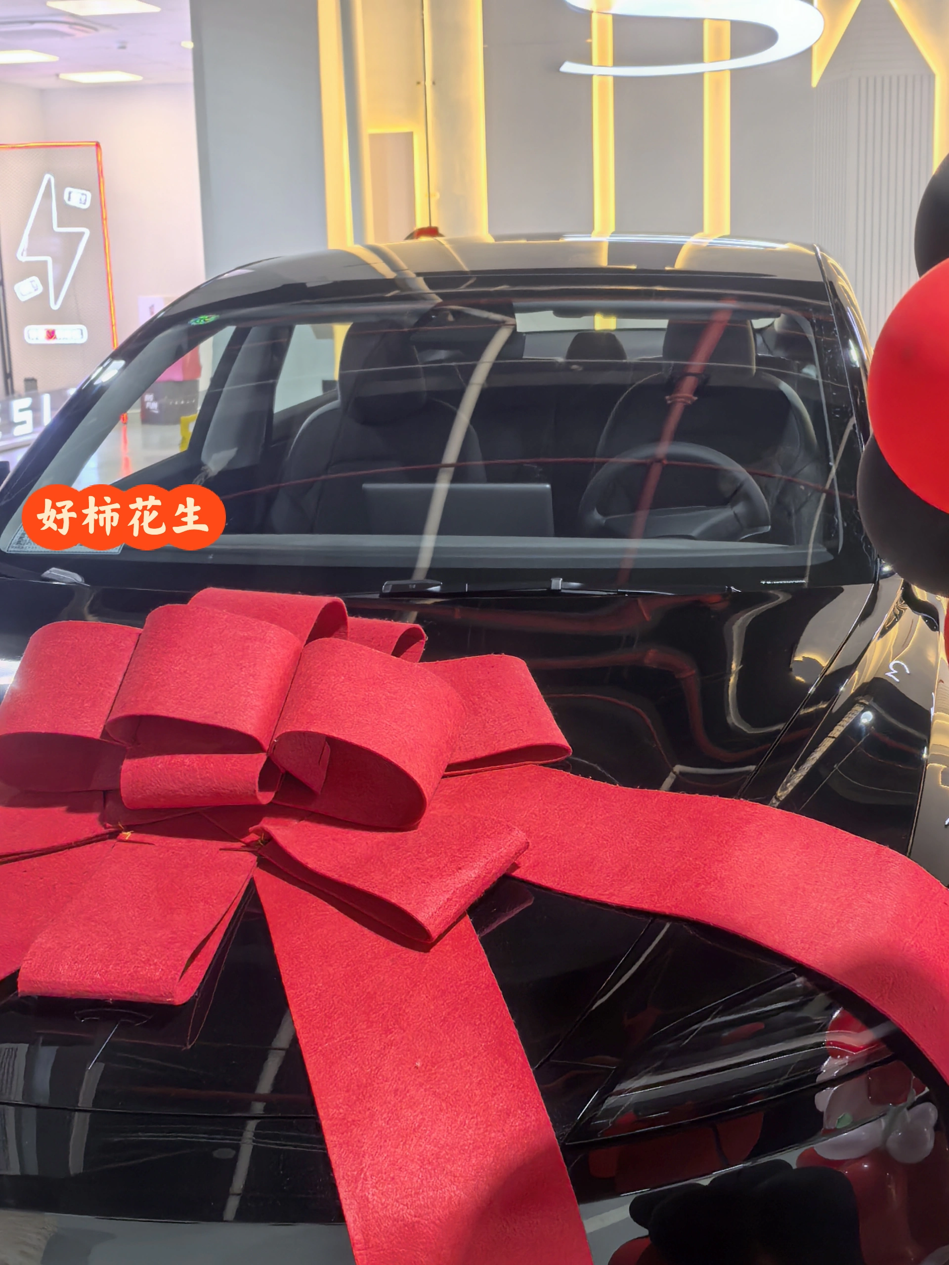 提车日记 | 穿lululemon提特斯拉🚗 这个新改版的特斯拉车标黑到看不出是什么车😞
不过新改几个讨喜：①前排座椅新增通风加热，后排加热
	
②前保险杠摄像头：新增了前保险杠摄像头，而且带清洗装置，这个是为了增强纯视觉体系，提升fsd能力用的，无法为旧款车改装
	
③微标颜色：前脸和尾部的Tesla标志从铬色（银色）改为全黑徽标，更低调且与无铬饰条设计更协调，但是黑色车漆黑标一点也看不出来，糊在一起了😞
	
④转向灯拨杆：恢复了传统的拨杆转向灯，原先焕新3取消了拨杆转向灯，采用按键转向灯，遭到了很多车主“唾弃”，当然也有部分车主认为按键转向灯更方便。
#特别心动的车 #人生第一辆小车车 #提车日记 #大玩具 #model3 #提车大吉 #提车 #交车仪式 #lululemon #所有的等待都是值得的 @丘丘-