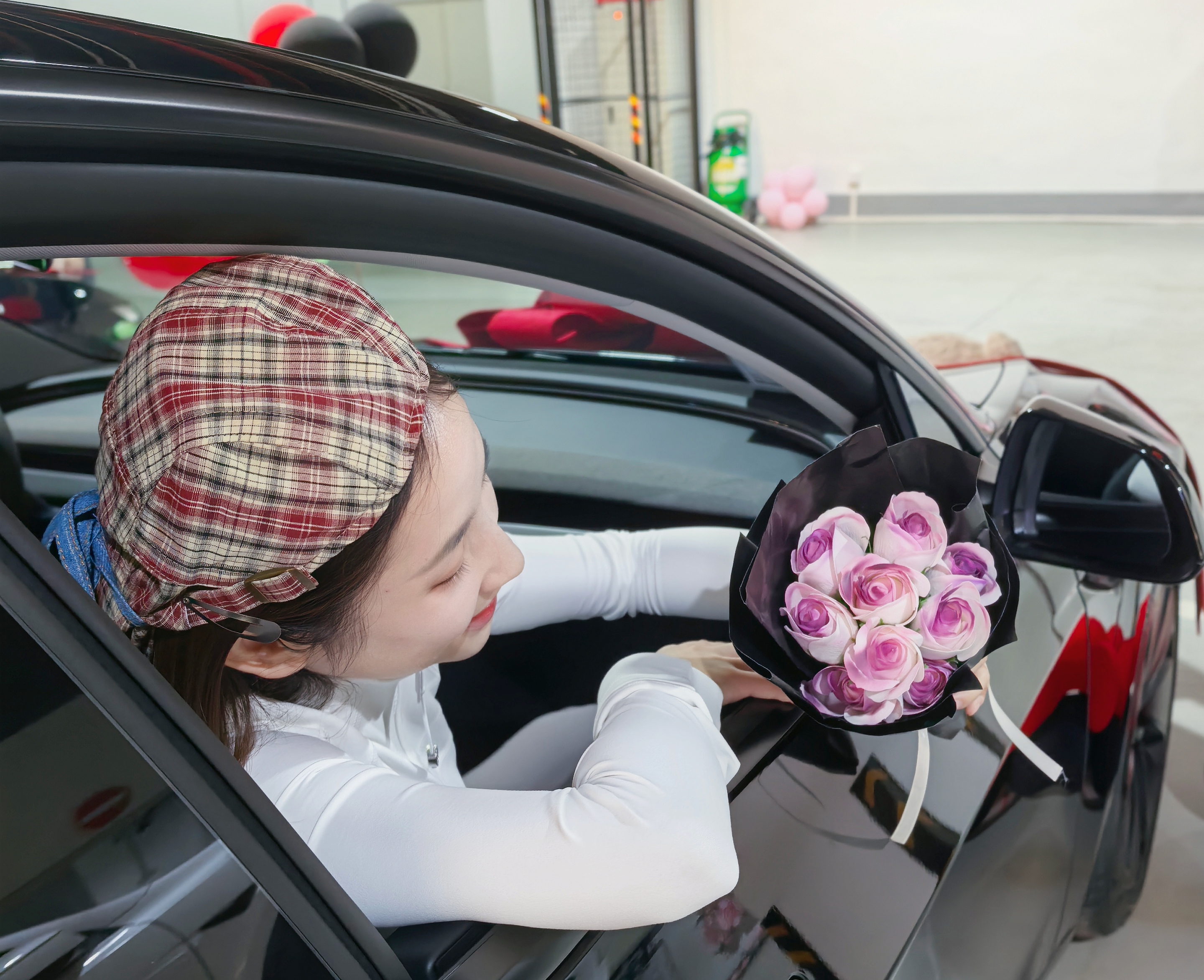 提车日记 | 穿lululemon提特斯拉🚗 这个新改版的特斯拉车标黑到看不出是什么车😞
不过新改几个讨喜：①前排座椅新增通风加热，后排加热
	
②前保险杠摄像头：新增了前保险杠摄像头，而且带清洗装置，这个是为了增强纯视觉体系，提升fsd能力用的，无法为旧款车改装
	
③微标颜色：前脸和尾部的Tesla标志从铬色（银色）改为全黑徽标，更低调且与无铬饰条设计更协调，但是黑色车漆黑标一点也看不出来，糊在一起了😞
	
④转向灯拨杆：恢复了传统的拨杆转向灯，原先焕新3取消了拨杆转向灯，采用按键转向灯，遭到了很多车主“唾弃”，当然也有部分车主认为按键转向灯更方便。
#特别心动的车 #人生第一辆小车车 #提车日记 #大玩具 #model3 #提车大吉 #提车 #交车仪式 #lululemon #所有的等待都是值得的 @丘丘-