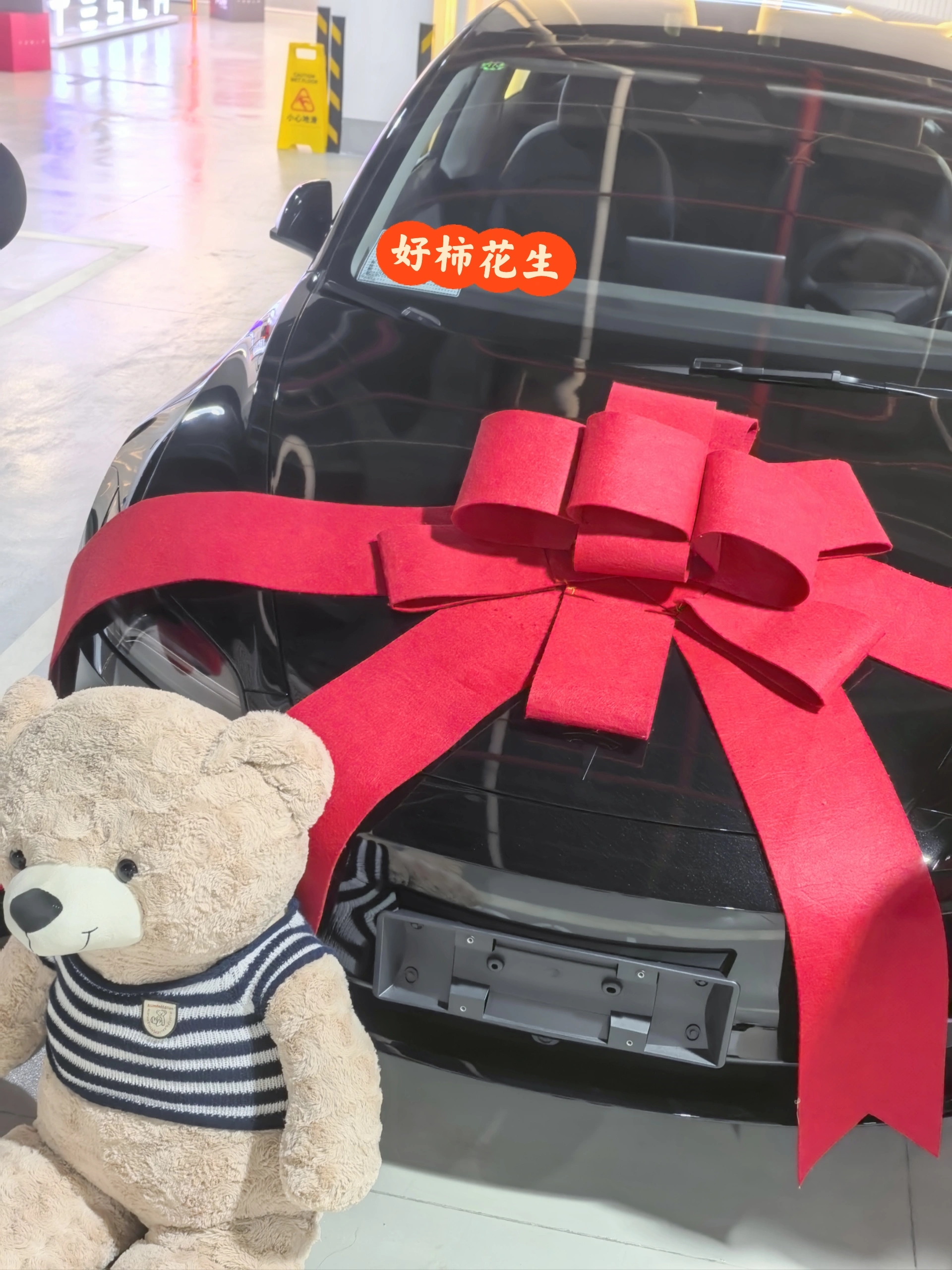 提车日记 | 穿lululemon提特斯拉🚗 这个新改版的特斯拉车标黑到看不出是什么车😞
不过新改几个讨喜：①前排座椅新增通风加热，后排加热
	
②前保险杠摄像头：新增了前保险杠摄像头，而且带清洗装置，这个是为了增强纯视觉体系，提升fsd能力用的，无法为旧款车改装
	
③微标颜色：前脸和尾部的Tesla标志从铬色（银色）改为全黑徽标，更低调且与无铬饰条设计更协调，但是黑色车漆黑标一点也看不出来，糊在一起了😞
	
④转向灯拨杆：恢复了传统的拨杆转向灯，原先焕新3取消了拨杆转向灯，采用按键转向灯，遭到了很多车主“唾弃”，当然也有部分车主认为按键转向灯更方便。
#特别心动的车 #人生第一辆小车车 #提车日记 #大玩具 #model3 #提车大吉 #提车 #交车仪式 #lululemon #所有的等待都是值得的 @丘丘-