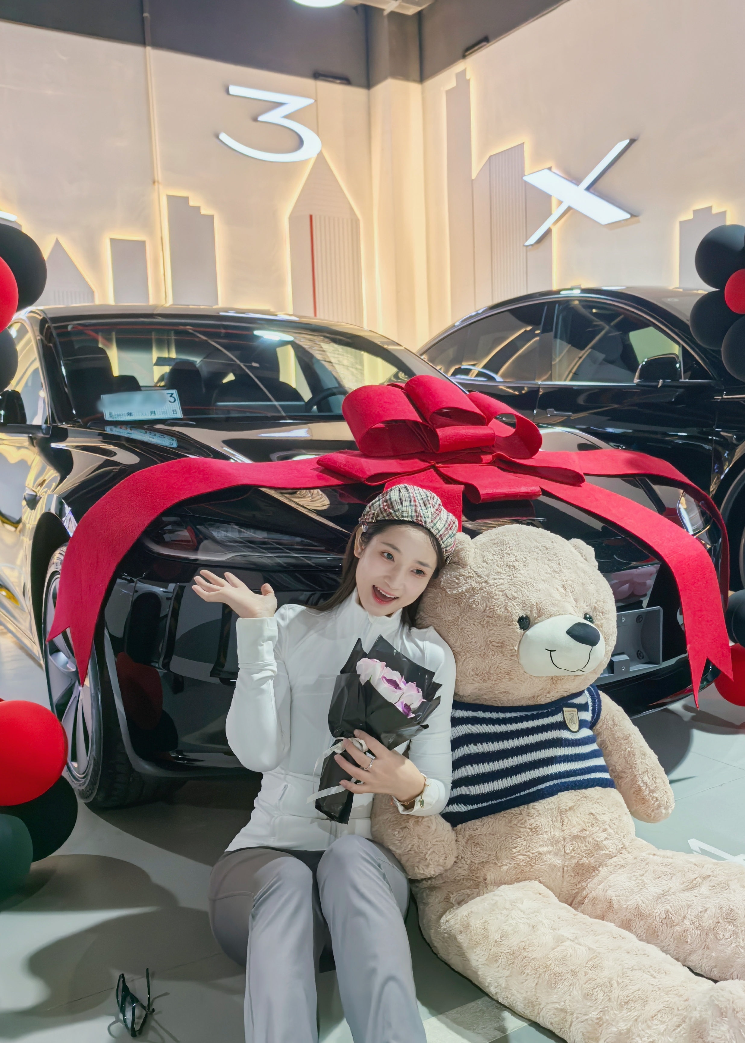 提车日记 | 穿lululemon提特斯拉🚗 这个新改版的特斯拉车标黑到看不出是什么车😞
不过新改几个讨喜：①前排座椅新增通风加热，后排加热
	
②前保险杠摄像头：新增了前保险杠摄像头，而且带清洗装置，这个是为了增强纯视觉体系，提升fsd能力用的，无法为旧款车改装
	
③微标颜色：前脸和尾部的Tesla标志从铬色（银色）改为全黑徽标，更低调且与无铬饰条设计更协调，但是黑色车漆黑标一点也看不出来，糊在一起了😞
	
④转向灯拨杆：恢复了传统的拨杆转向灯，原先焕新3取消了拨杆转向灯，采用按键转向灯，遭到了很多车主“唾弃”，当然也有部分车主认为按键转向灯更方便。
#特别心动的车 #人生第一辆小车车 #提车日记 #大玩具 #model3 #提车大吉 #提车 #交车仪式 #lululemon #所有的等待都是值得的 @丘丘-