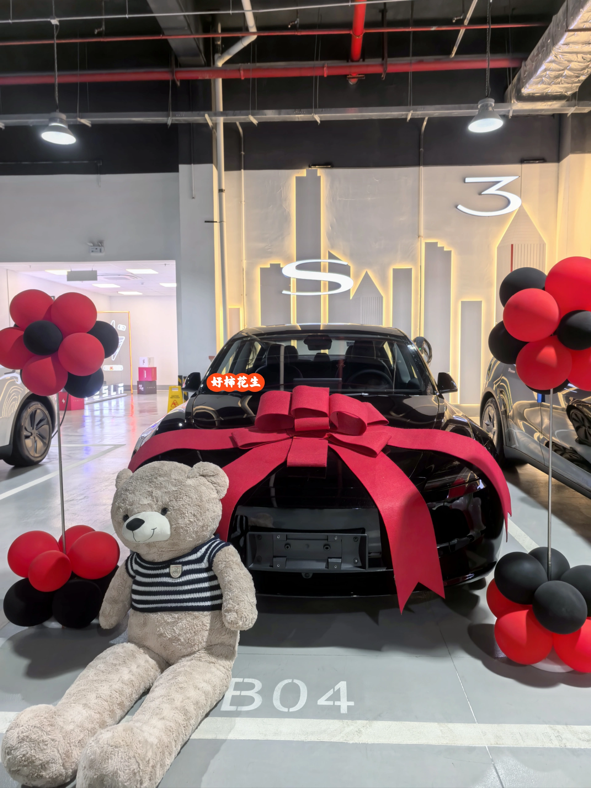 提车日记 | 穿lululemon提特斯拉🚗 这个新改版的特斯拉车标黑到看不出是什么车😞
不过新改几个讨喜：①前排座椅新增通风加热，后排加热
	
②前保险杠摄像头：新增了前保险杠摄像头，而且带清洗装置，这个是为了增强纯视觉体系，提升fsd能力用的，无法为旧款车改装
	
③微标颜色：前脸和尾部的Tesla标志从铬色（银色）改为全黑徽标，更低调且与无铬饰条设计更协调，但是黑色车漆黑标一点也看不出来，糊在一起了😞
	
④转向灯拨杆：恢复了传统的拨杆转向灯，原先焕新3取消了拨杆转向灯，采用按键转向灯，遭到了很多车主“唾弃”，当然也有部分车主认为按键转向灯更方便。
#特别心动的车 #人生第一辆小车车 #提车日记 #大玩具 #model3 #提车大吉 #提车 #交车仪式 #lululemon #所有的等待都是值得的 @丘丘-