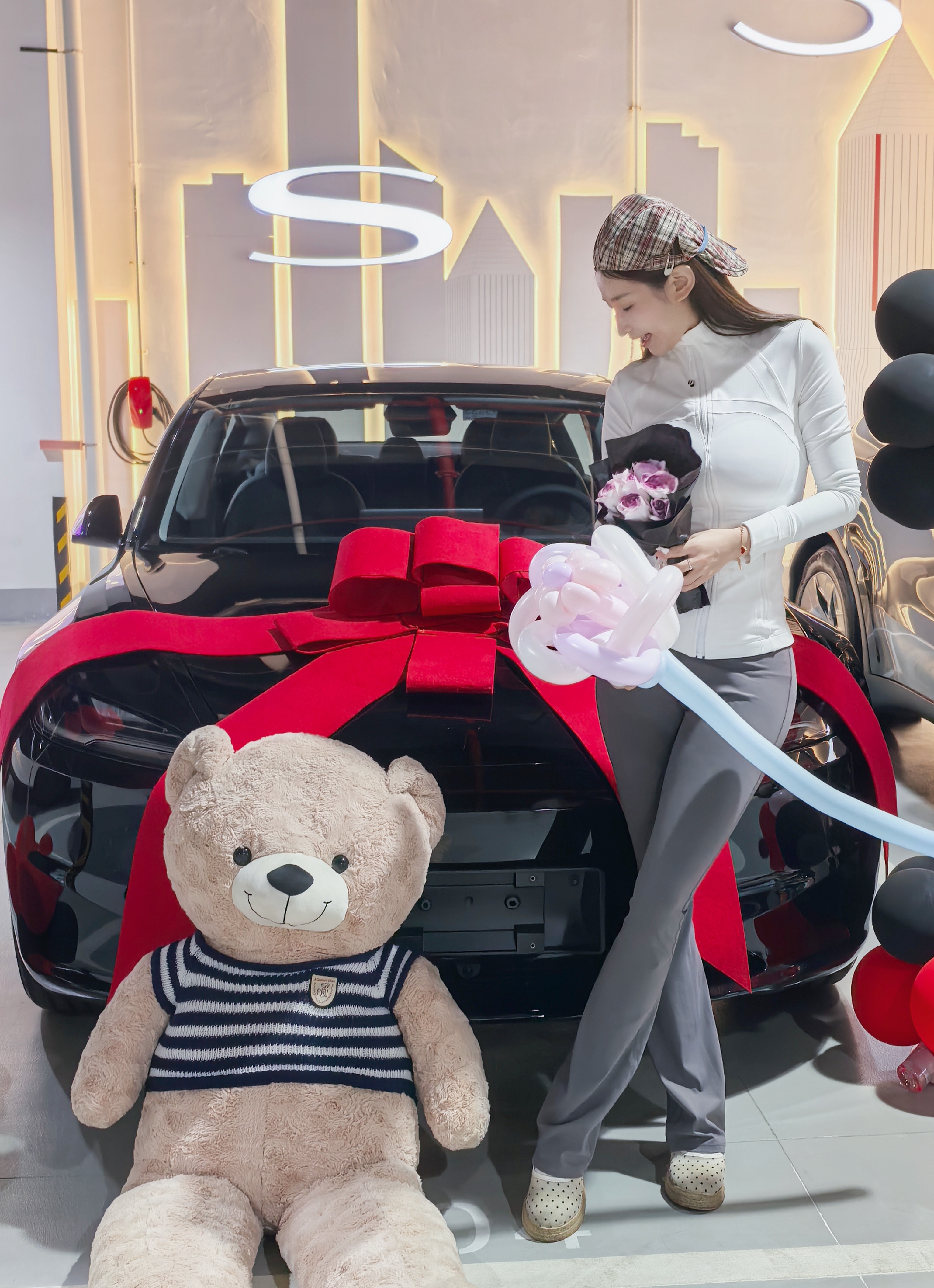 提车日记 | 穿lululemon提特斯拉🚗 这个新改版的特斯拉车标黑到看不出是什么车😞
不过新改几个讨喜：①前排座椅新增通风加热，后排加热
	
②前保险杠摄像头：新增了前保险杠摄像头，而且带清洗装置，这个是为了增强纯视觉体系，提升fsd能力用的，无法为旧款车改装
	
③微标颜色：前脸和尾部的Tesla标志从铬色（银色）改为全黑徽标，更低调且与无铬饰条设计更协调，但是黑色车漆黑标一点也看不出来，糊在一起了😞
	
④转向灯拨杆：恢复了传统的拨杆转向灯，原先焕新3取消了拨杆转向灯，采用按键转向灯，遭到了很多车主“唾弃”，当然也有部分车主认为按键转向灯更方便。
#特别心动的车 #人生第一辆小车车 #提车日记 #大玩具 #model3 #提车大吉 #提车 #交车仪式 #lululemon #所有的等待都是值得的 @丘丘-