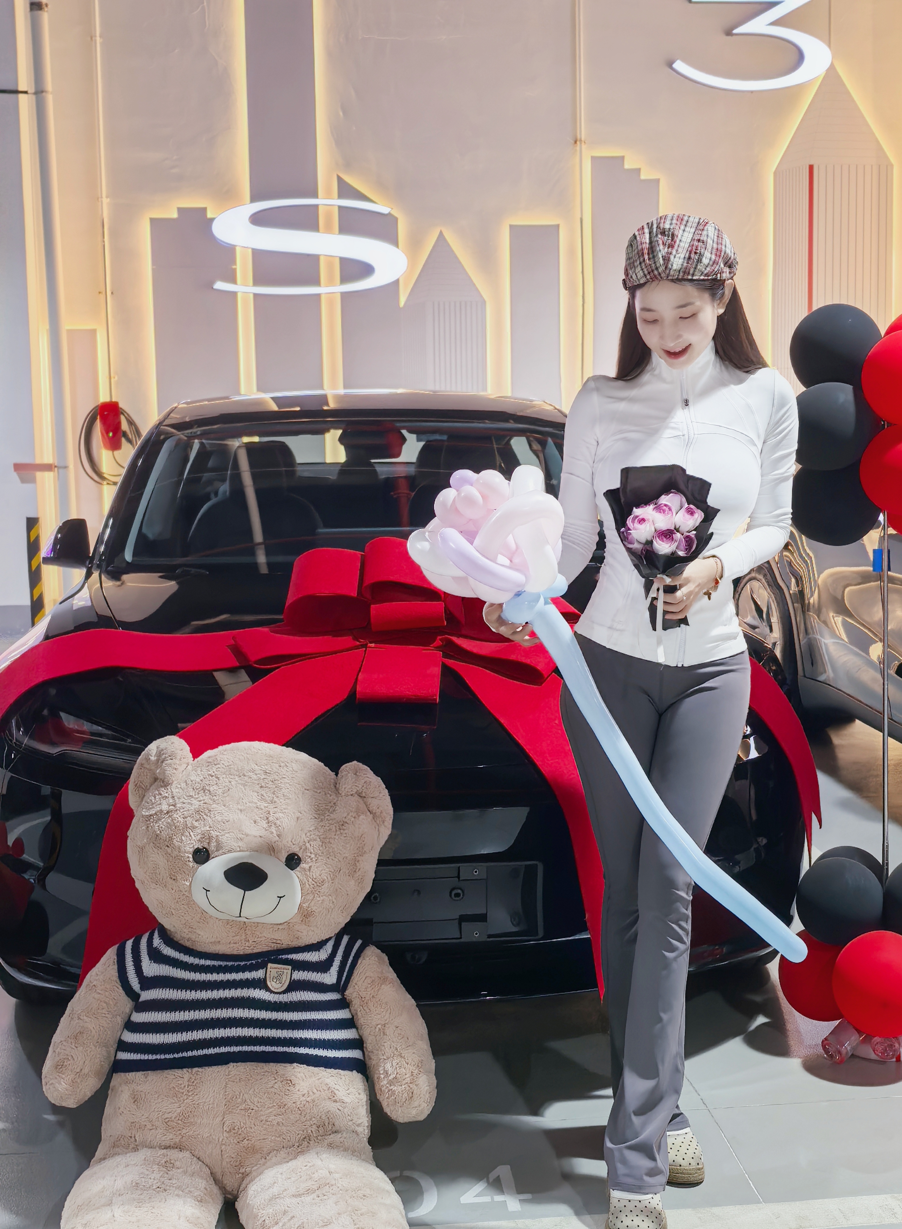 提车日记 | 穿lululemon提特斯拉🚗 这个新改版的特斯拉车标黑到看不出是什么车😞
不过新改几个讨喜：①前排座椅新增通风加热，后排加热
	
②前保险杠摄像头：新增了前保险杠摄像头，而且带清洗装置，这个是为了增强纯视觉体系，提升fsd能力用的，无法为旧款车改装
	
③微标颜色：前脸和尾部的Tesla标志从铬色（银色）改为全黑徽标，更低调且与无铬饰条设计更协调，但是黑色车漆黑标一点也看不出来，糊在一起了😞
	
④转向灯拨杆：恢复了传统的拨杆转向灯，原先焕新3取消了拨杆转向灯，采用按键转向灯，遭到了很多车主“唾弃”，当然也有部分车主认为按键转向灯更方便。
#特别心动的车 #人生第一辆小车车 #提车日记 #大玩具 #model3 #提车大吉 #提车 #交车仪式 #lululemon #所有的等待都是值得的 @丘丘-