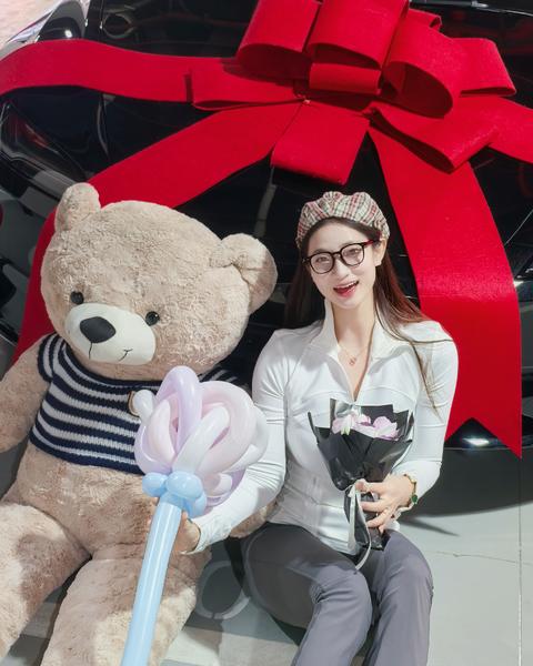 提车日记 | 穿lululemon提特斯拉🚗 这个新改版的特斯拉车标黑到看不出是什么车😞
不过新改几个讨喜:①前排座椅新增通风加热,后排加热
②前保险杠摄像头:新增了前保险杠摄像头,而且带清洗