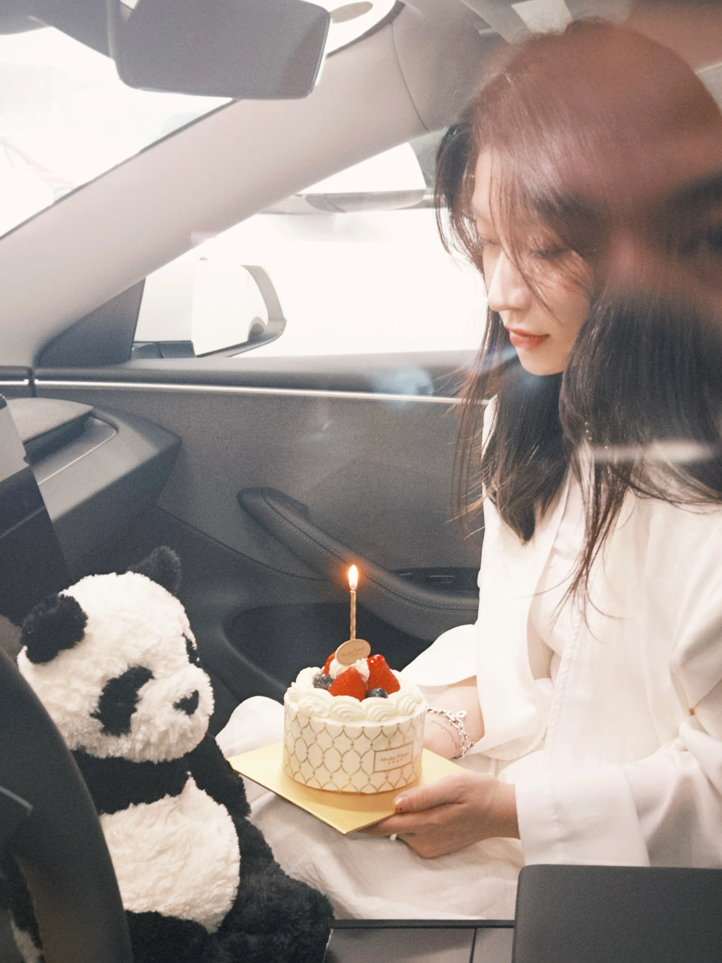 特斯拉的白是真的白 #闺蜜 #特斯拉 #特斯拉焕新3 #日常穿搭 #提车 @Blanche白白