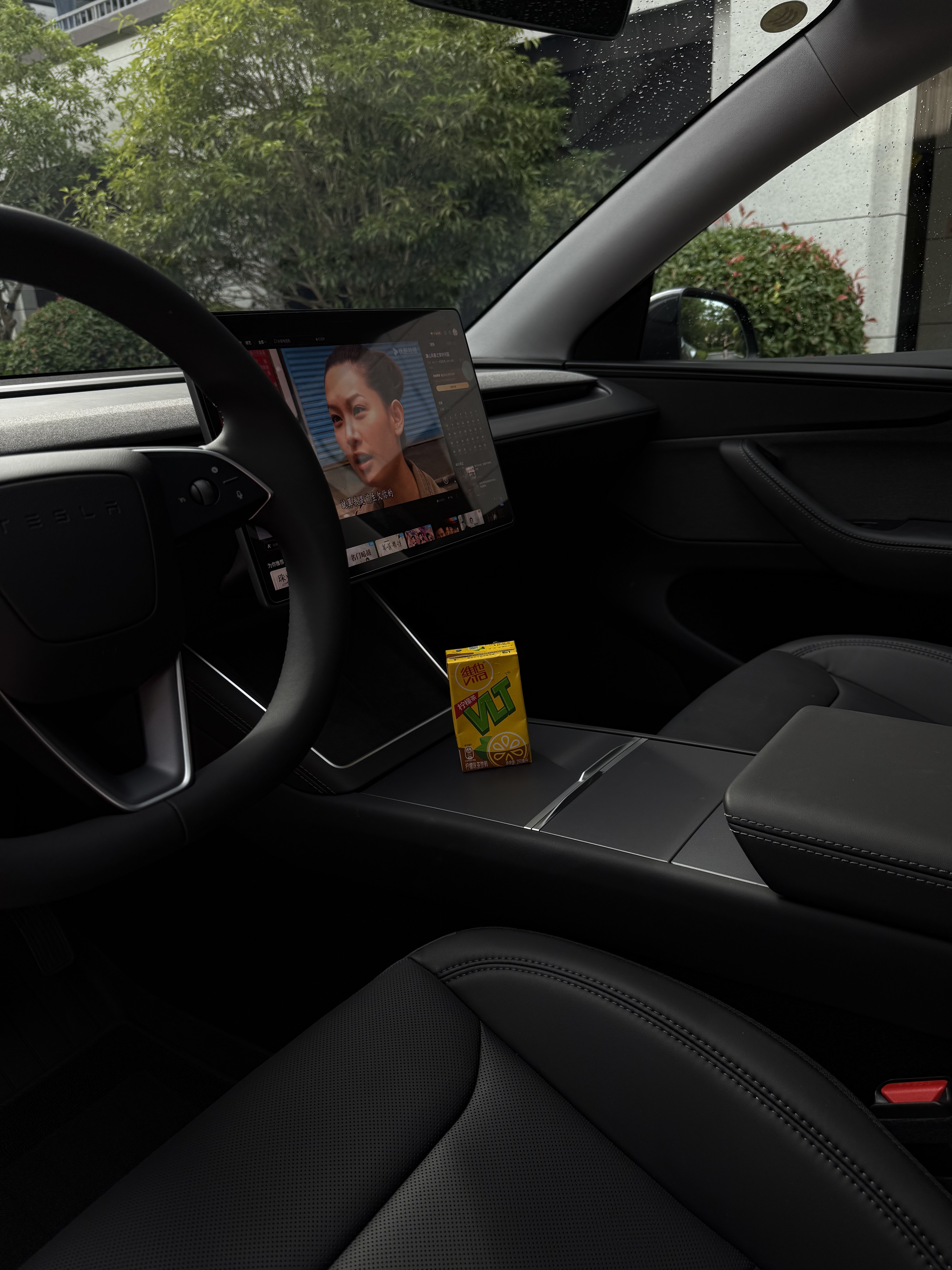 Tesla |女生一定要自己掌握方向盘 🚗：
昨天加班到深夜 地铁末班车赶不上了 打车排队30+
庆幸的是我的车就停在楼下 按下解锁键坐进属于自己的小空间 是手握方向盘带来的幸福感
不必等谁接送 不用迁就同事的行程
也可以是说走就走的旅行 突然想去的某个城市想见的人方向盘在手 自由随时有[棒R]
那些独自开车穿过人潮汹涌的街头 都在治愈着我[红色心形R]
原来自己也能搞定一切 原来掌握方向盘的感觉这么酷✌️愿每个女生都能在生活与驾驶中 找到属于自己的节奏与力量[两颗心R]
#特斯拉
#特斯拉女车主
#车内穿搭 #车内拍照
#plog
#汽车博主
#女性成长 #特别心动的车
#今天开车穿什么 @崔娇娇May