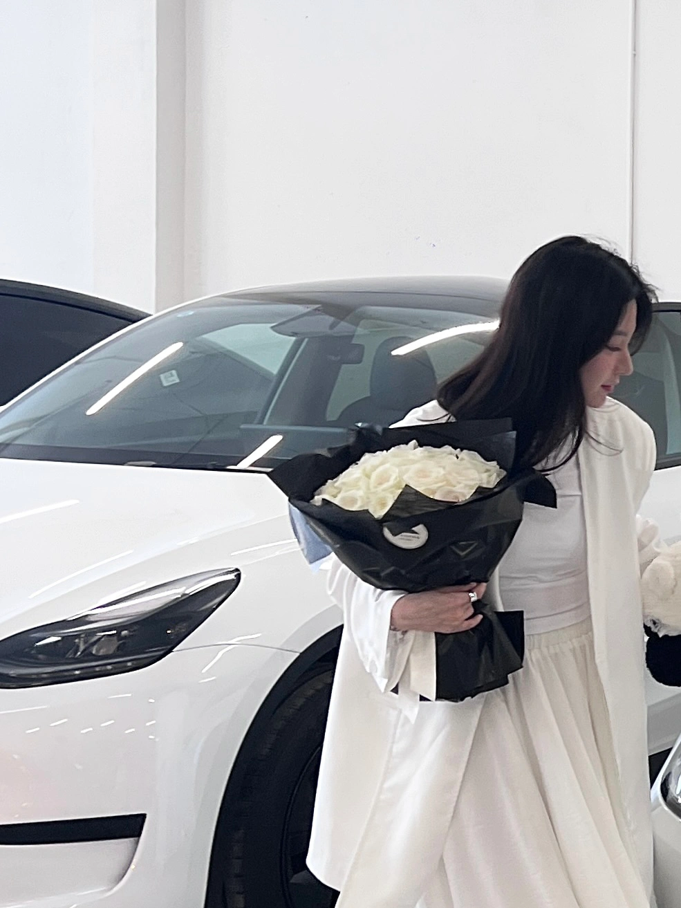 特斯拉的白是真的白 #闺蜜 #特斯拉 #特斯拉焕新3 #日常穿搭 #提车 @Blanche白白