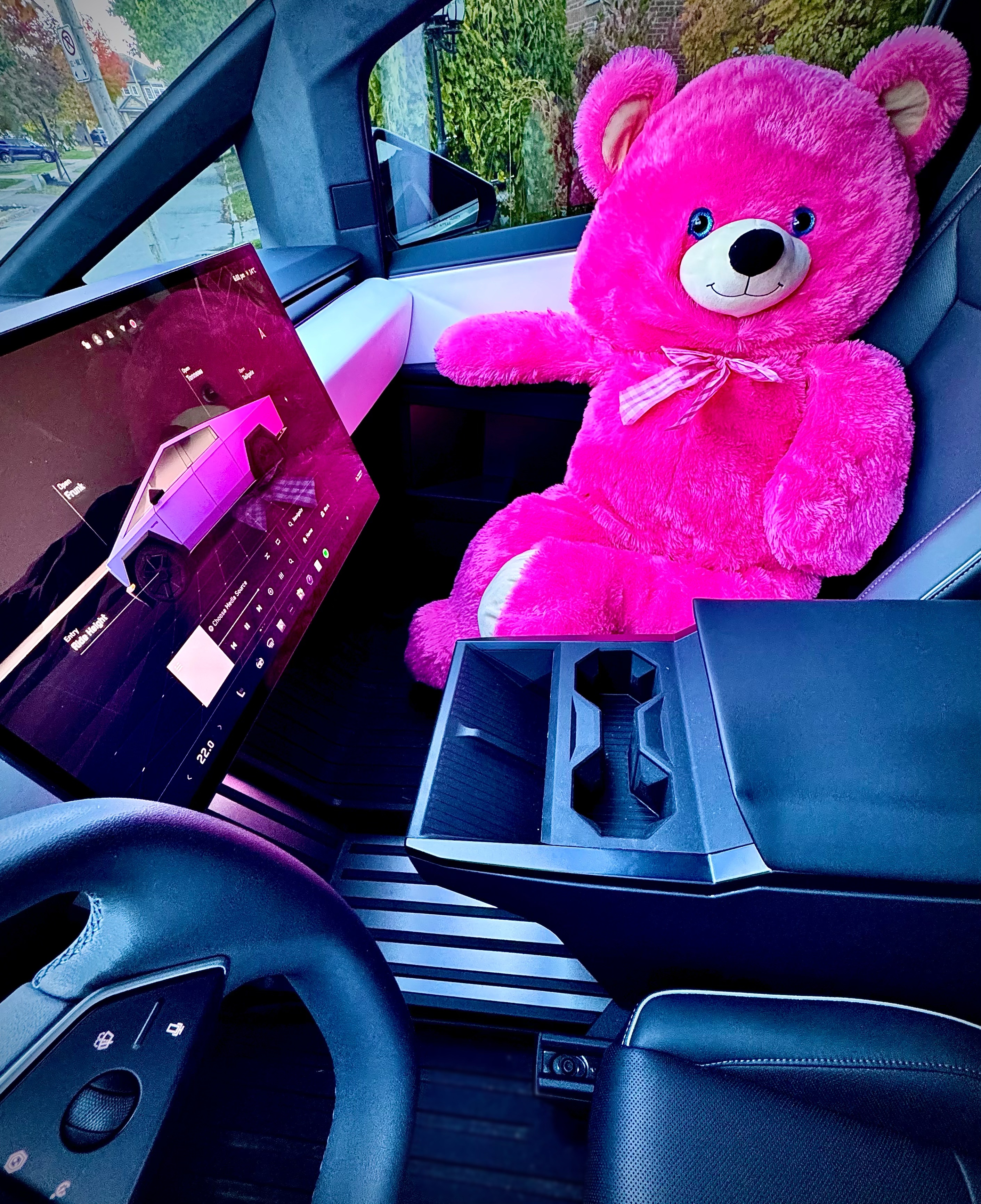 🔁 Cybertruck女车主的顶流车搭子（一）🎀🔗 #拍出氛围感
打开科技感很强的cybertruck车门
却进入可爱的世界叭[萌萌哒R]
	
哈哈哈
尊嘟超可爱～
	
姐妹们有哪些可爱的车搭子
欢迎一起种草呀～
	
想看看你们的车搭子[色色R]
#特斯拉 #汽车博主 #特斯拉车主 #我的车搭子 #女生车里有什么 #车内饰装饰 #一人一件车载好物 #特斯拉赛博皮卡 #汽车博主新人 @薯队长@汽车薯@薯条小助手 @小红书创作助手 @小红书成长笔记 @亿万咔