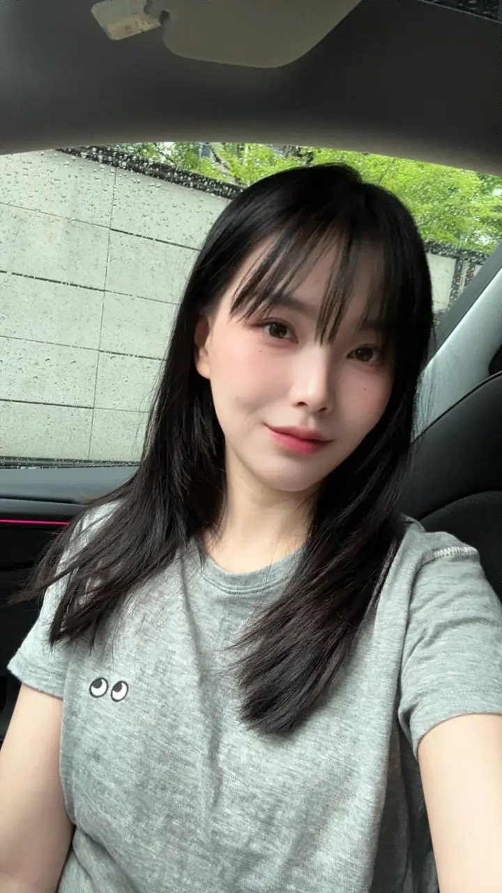 Tesla |女生一定要自己掌握方向盘 🚗：
昨天加班到深夜 地铁末班车赶不上了 打车排队30+
庆幸的是我的车就停在楼下 按下解锁键坐进属于自己的小空间 是手握方向盘带来的幸福感
不必等谁接送 不用迁就同事的行程
也可以是说走就走的旅行 突然想去的某个城市想见的人方向盘在手 自由随时有[棒R]
那些独自开车穿过人潮汹涌的街头 都在治愈着我[红色心形R]
原来自己也能搞定一切 原来掌握方向盘的感觉这么酷✌️愿每个女生都能在生活与驾驶中 找到属于自己的节奏与力量[两颗心R]
#特斯拉
#特斯拉女车主
#车内穿搭 #车内拍照
#plog
#汽车博主
#女性成长 #特别心动的车
#今天开车穿什么 @崔娇娇May