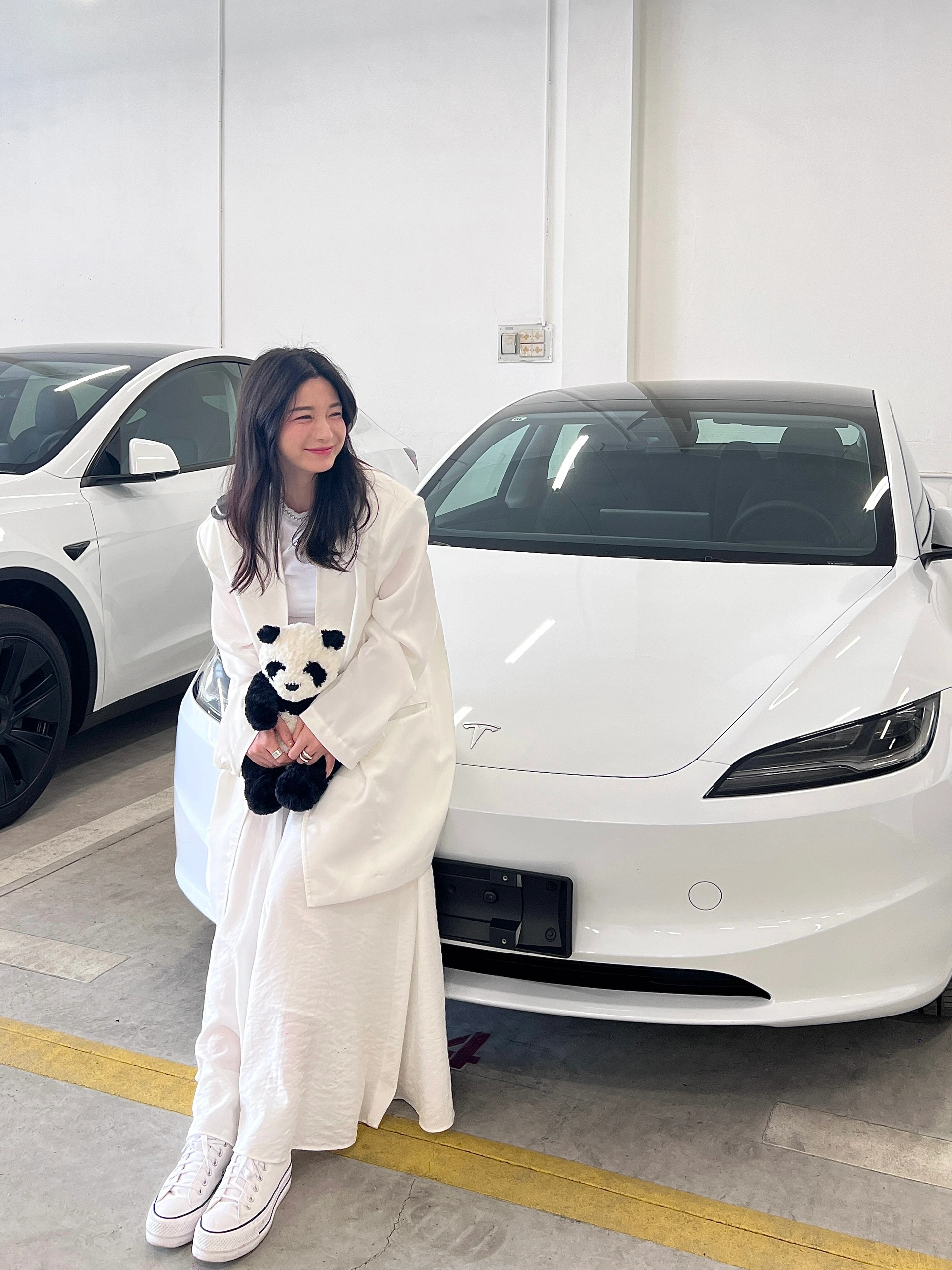 特斯拉的白是真的白 #闺蜜 #特斯拉 #特斯拉焕新3 #日常穿搭 #提车 @Blanche白白