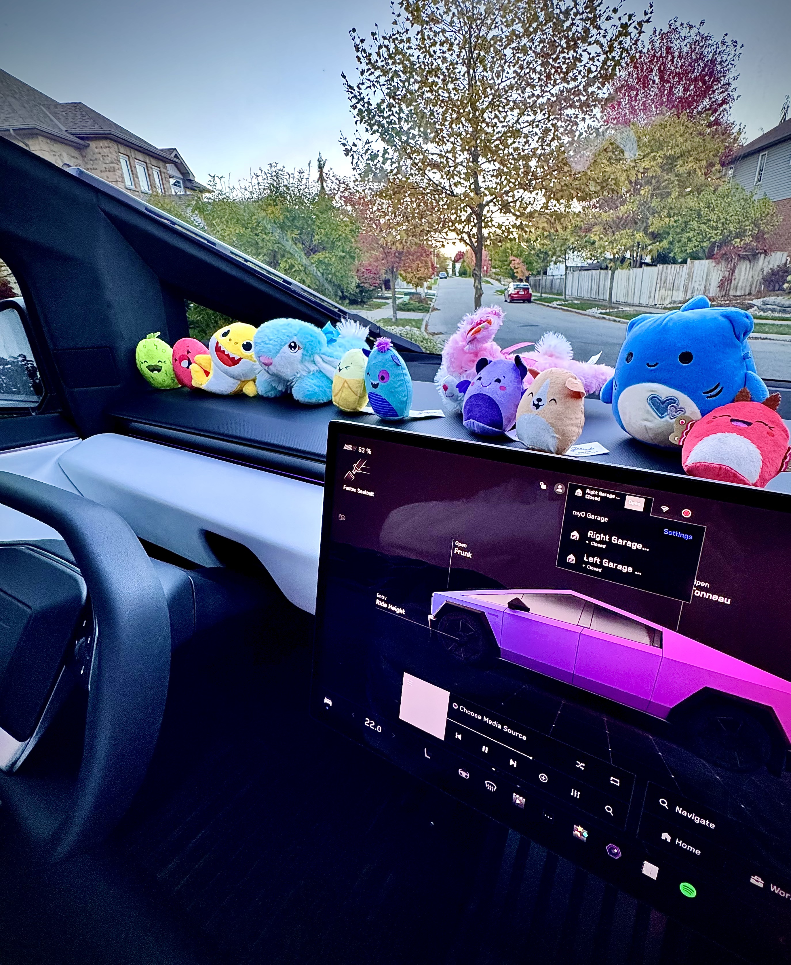 🔁 Cybertruck女车主的顶流车搭子（一）🎀🔗 #拍出氛围感
打开科技感很强的cybertruck车门
却进入可爱的世界叭[萌萌哒R]
	
哈哈哈
尊嘟超可爱～
	
姐妹们有哪些可爱的车搭子
欢迎一起种草呀～
	
想看看你们的车搭子[色色R]
#特斯拉 #汽车博主 #特斯拉车主 #我的车搭子 #女生车里有什么 #车内饰装饰 #一人一件车载好物 #特斯拉赛博皮卡 #汽车博主新人 @薯队长@汽车薯@薯条小助手 @小红书创作助手 @小红书成长笔记 @亿万咔