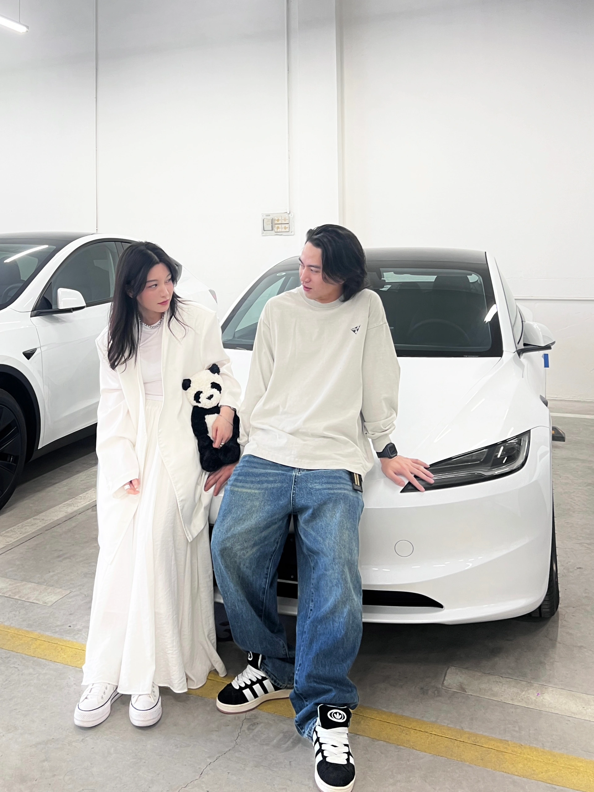 特斯拉的白是真的白 #闺蜜 #特斯拉 #特斯拉焕新3 #日常穿搭 #提车 @Blanche白白