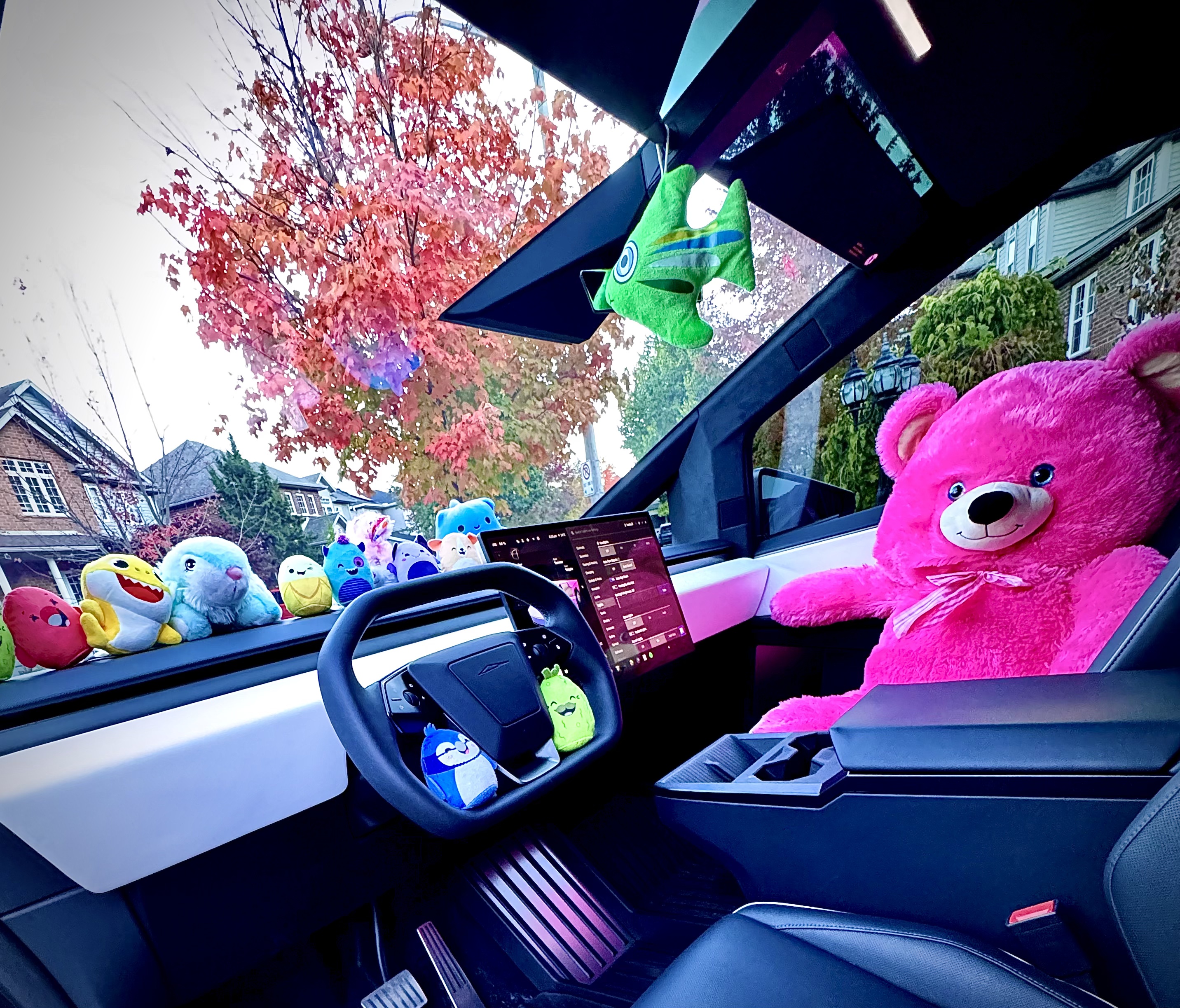 🔁 Cybertruck女车主的顶流车搭子（一）🎀🔗 #拍出氛围感
打开科技感很强的cybertruck车门
却进入可爱的世界叭[萌萌哒R]
	
哈哈哈
尊嘟超可爱～
	
姐妹们有哪些可爱的车搭子
欢迎一起种草呀～
	
想看看你们的车搭子[色色R]
#特斯拉 #汽车博主 #特斯拉车主 #我的车搭子 #女生车里有什么 #车内饰装饰 #一人一件车载好物 #特斯拉赛博皮卡 #汽车博主新人 @薯队长@汽车薯@薯条小助手 @小红书创作助手 @小红书成长笔记 @亿万咔