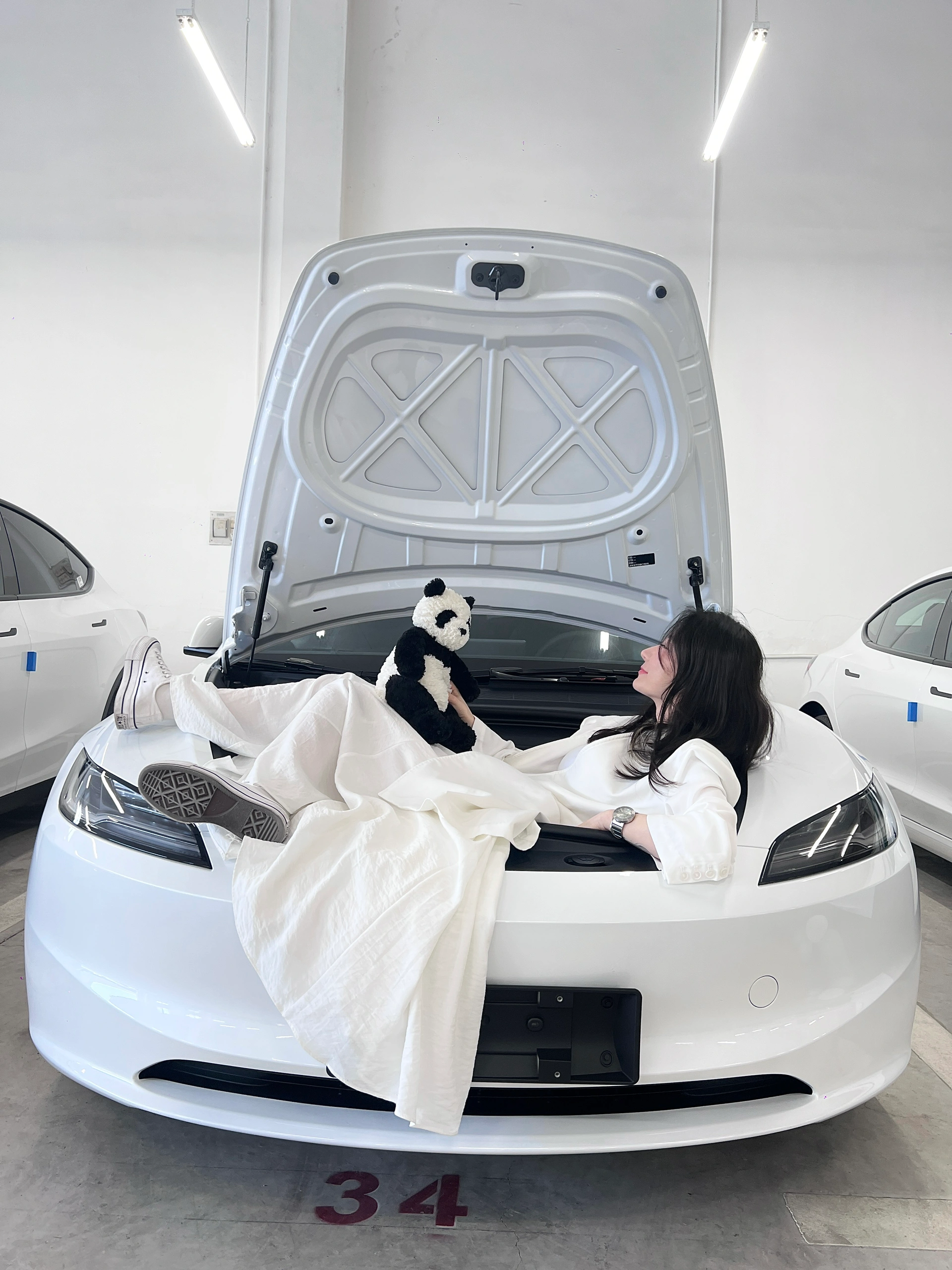 特斯拉的白是真的白 #闺蜜 #特斯拉 #特斯拉焕新3 #日常穿搭 #提车 @Blanche白白