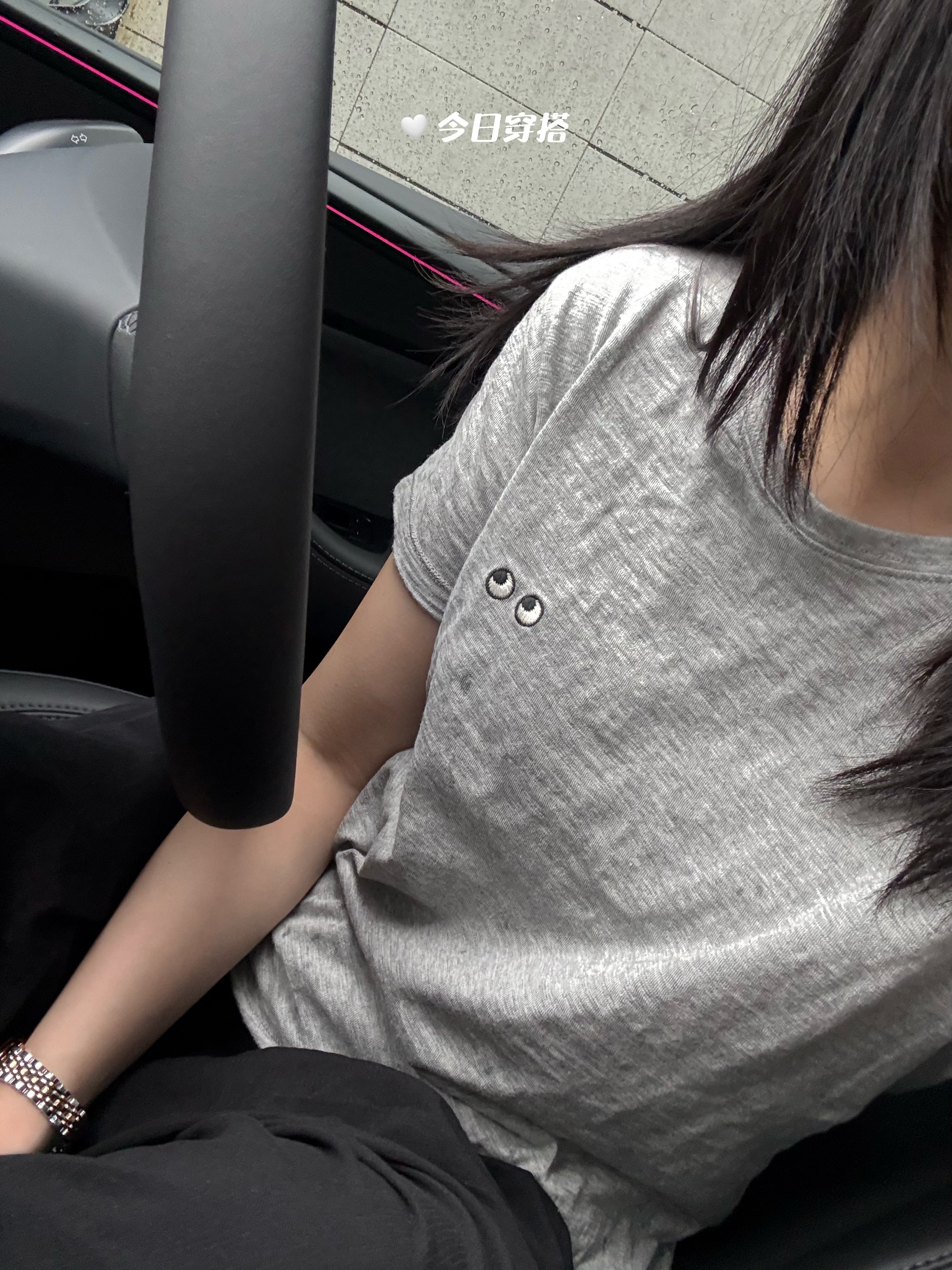 Tesla |女生一定要自己掌握方向盘 🚗：
昨天加班到深夜 地铁末班车赶不上了 打车排队30+
庆幸的是我的车就停在楼下 按下解锁键坐进属于自己的小空间 是手握方向盘带来的幸福感
不必等谁接送 不用迁就同事的行程
也可以是说走就走的旅行 突然想去的某个城市想见的人方向盘在手 自由随时有[棒R]
那些独自开车穿过人潮汹涌的街头 都在治愈着我[红色心形R]
原来自己也能搞定一切 原来掌握方向盘的感觉这么酷✌️愿每个女生都能在生活与驾驶中 找到属于自己的节奏与力量[两颗心R]
#特斯拉
#特斯拉女车主
#车内穿搭 #车内拍照
#plog
#汽车博主
#女性成长 #特别心动的车
#今天开车穿什么 @崔娇娇May