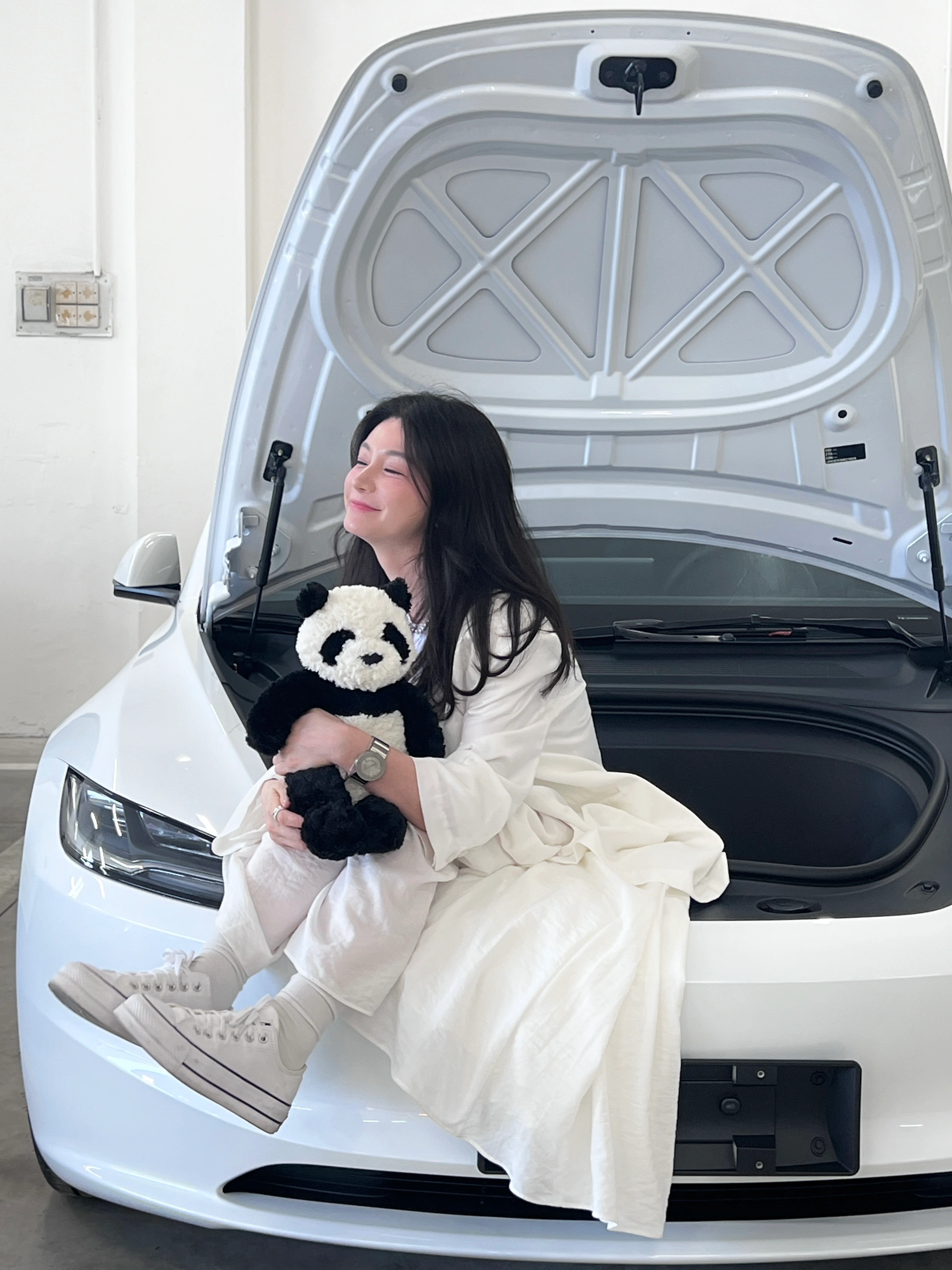 特斯拉的白是真的白 #闺蜜 #特斯拉 #特斯拉焕新3 #日常穿搭 #提车 @Blanche白白