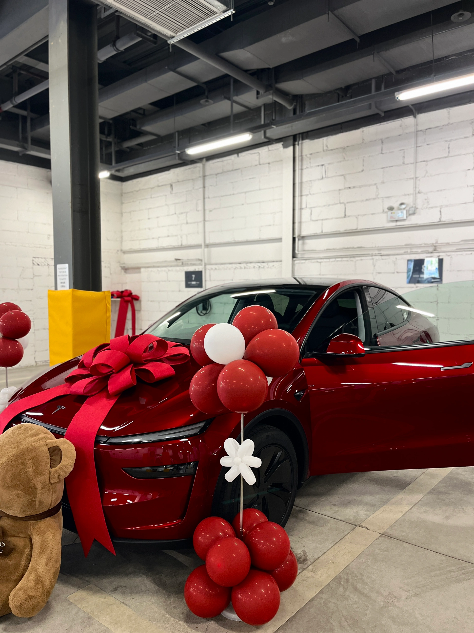 提车日记📔｜01年女研靠daddy喜提小特🚗 怒拍10086+张
等了一个多月 快两个月惹 小红还是要等一段时间的
特斯拉真的很适合女生 操作都比较简单 也容易上手
顶棚的设计我也很爱 透明玻璃
如果有晚霞的话 抬头会特别美 雨天也别有感觉
以后可以开车带朋友们去玩了[皱眉R]
#人生第一辆小车车 #电车天花板 #所有的等待都是值得的 #女生的车 #提车日记 #适合女孩子的车 #大玩具 @肖辣辣.