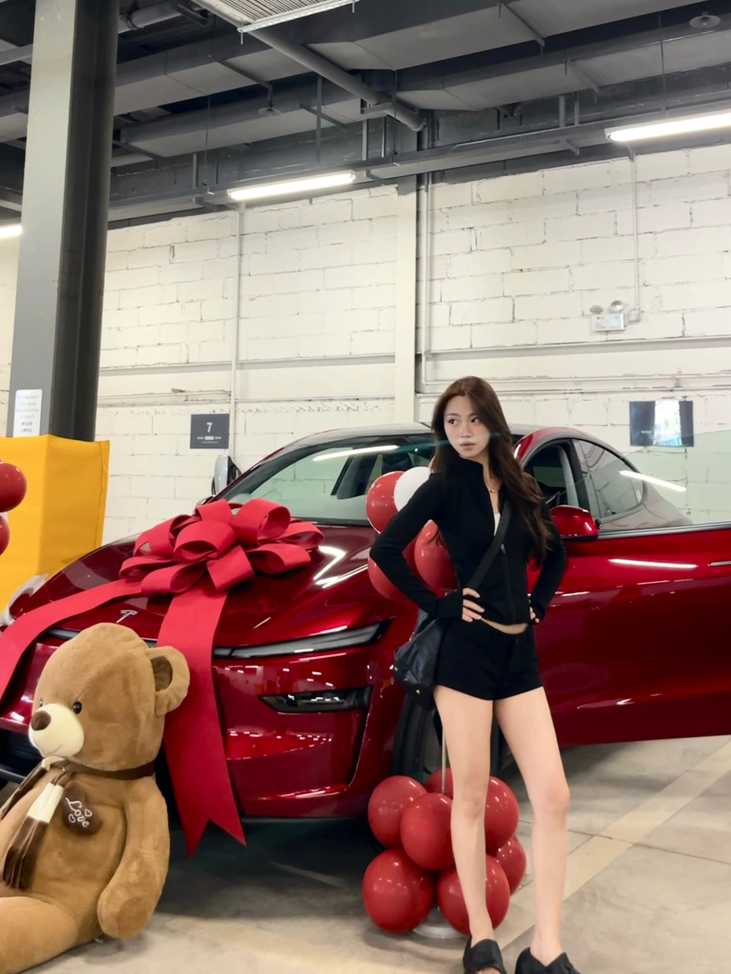 提车日记📔｜01年女研靠daddy喜提小特🚗 怒拍10086+张
等了一个多月 快两个月惹 小红还是要等一段时间的
特斯拉真的很适合女生 操作都比较简单 也容易上手
顶棚的设计我也很爱 透明玻璃
如果有晚霞的话 抬头会特别美 雨天也别有感觉
以后可以开车带朋友们去玩了[皱眉R]
#人生第一辆小车车 #电车天花板 #所有的等待都是值得的 #女生的车 #提车日记 #适合女孩子的车 #大玩具 @肖辣辣.