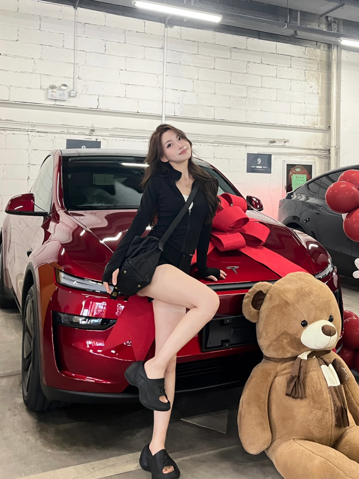 提车日记📔｜01年女研靠daddy喜提小特🚗 怒拍10086+张
等了一个多月 快两个月惹 小红还是要等一段时间的
特斯拉真的很适合女生 操作都比较简单 也容易上手
顶棚的设计我也很爱 透明玻璃
如果有晚霞的话 抬头会特别美 雨天也别有感觉
以后可以开车带朋友们去玩了[皱眉R]
#人生第一辆小车车 #电车天花板 #所有的等待都是值得的 #女生的车 #提车日记 #适合女孩子的车 #大玩具 @肖辣辣.