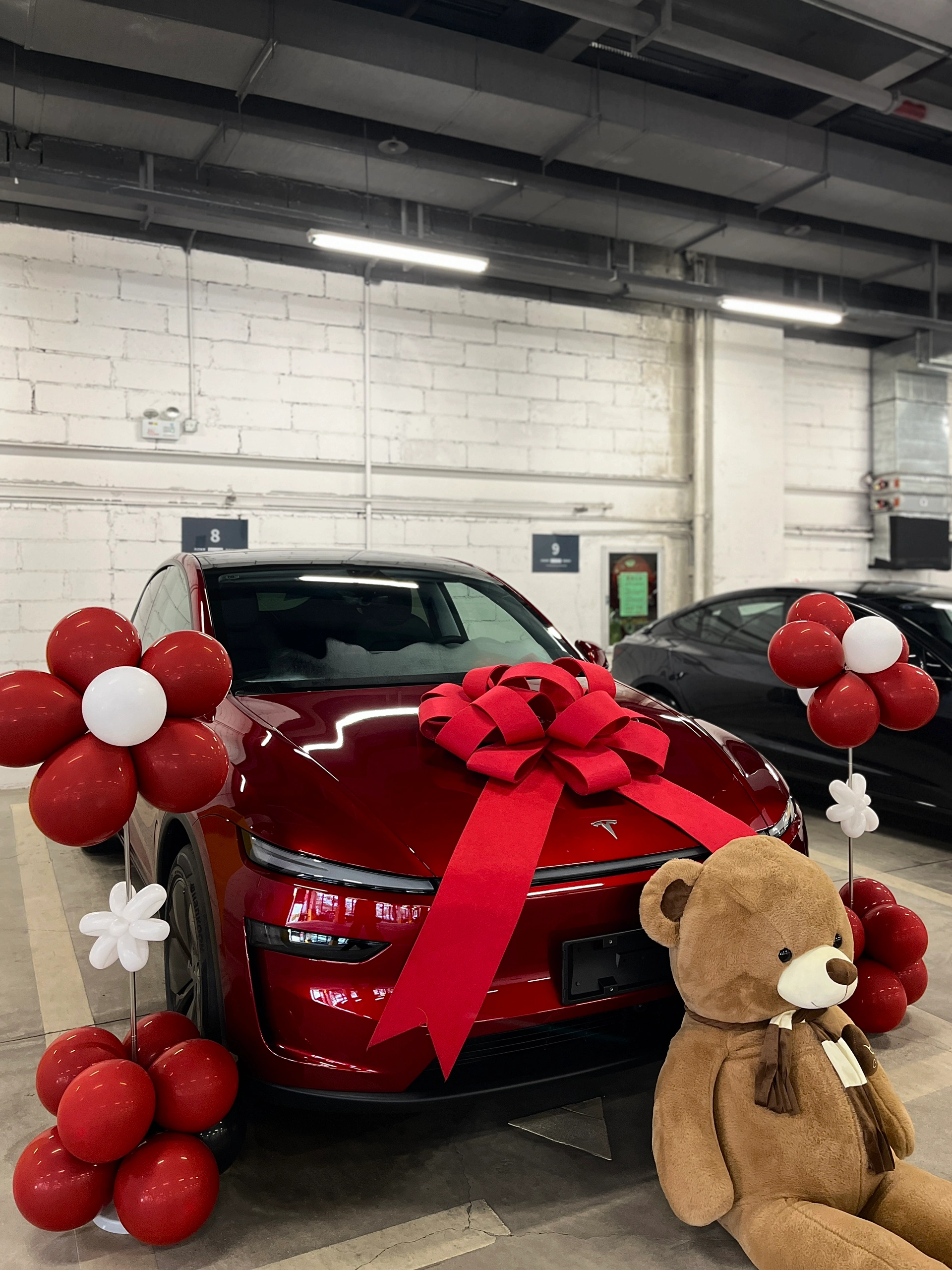 提车日记📔｜01年女研靠daddy喜提小特🚗 怒拍10086+张
等了一个多月 快两个月惹 小红还是要等一段时间的
特斯拉真的很适合女生 操作都比较简单 也容易上手
顶棚的设计我也很爱 透明玻璃
如果有晚霞的话 抬头会特别美 雨天也别有感觉
以后可以开车带朋友们去玩了[皱眉R]
#人生第一辆小车车 #电车天花板 #所有的等待都是值得的 #女生的车 #提车日记 #适合女孩子的车 #大玩具 @肖辣辣.