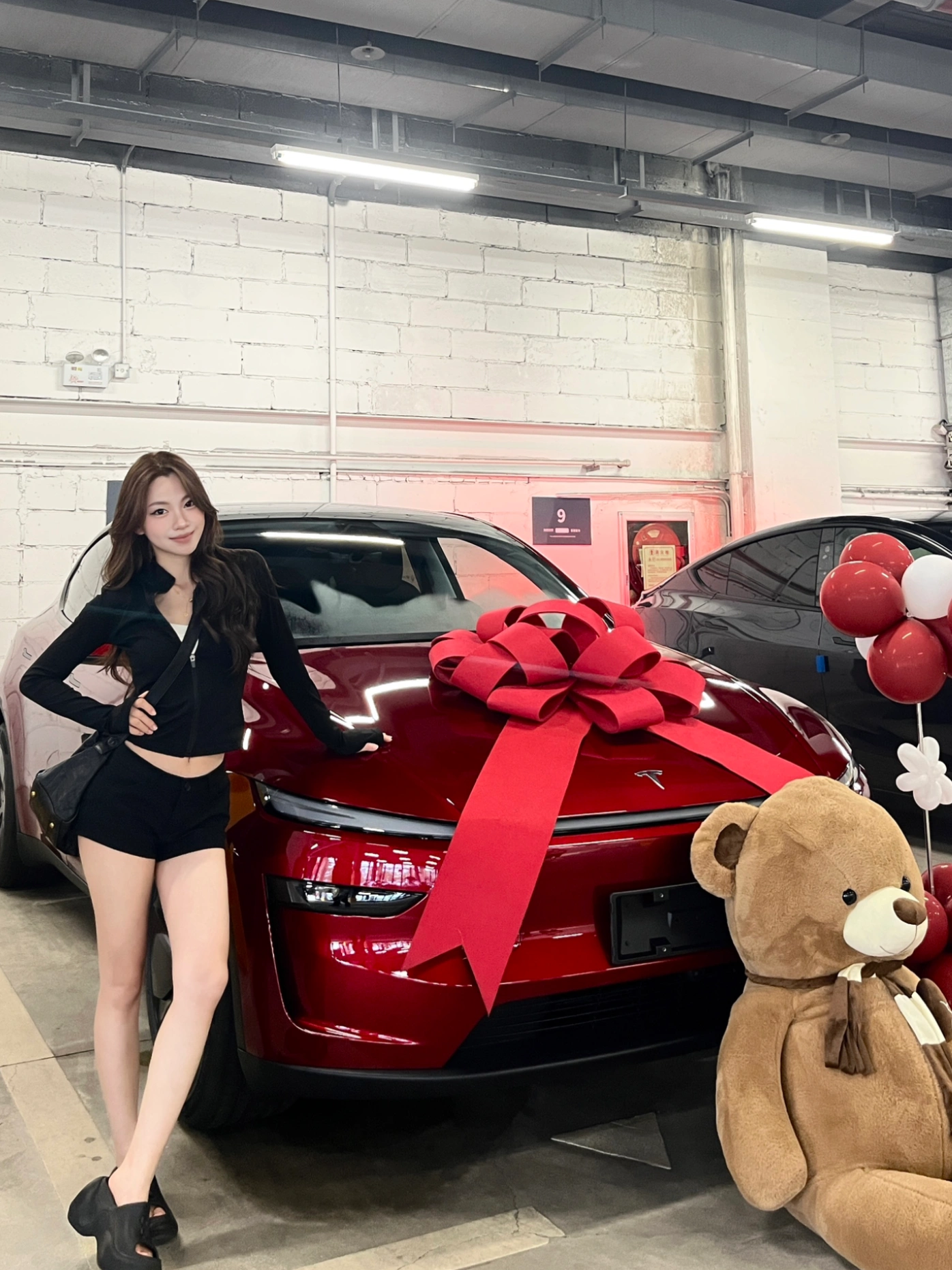 提车日记📔｜01年女研靠daddy喜提小特🚗 怒拍10086+张
等了一个多月 快两个月惹 小红还是要等一段时间的
特斯拉真的很适合女生 操作都比较简单 也容易上手
顶棚的设计我也很爱 透明玻璃
如果有晚霞的话 抬头会特别美 雨天也别有感觉
以后可以开车带朋友们去玩了[皱眉R]
#人生第一辆小车车 #电车天花板 #所有的等待都是值得的 #女生的车 #提车日记 #适合女孩子的车 #大玩具 @肖辣辣.