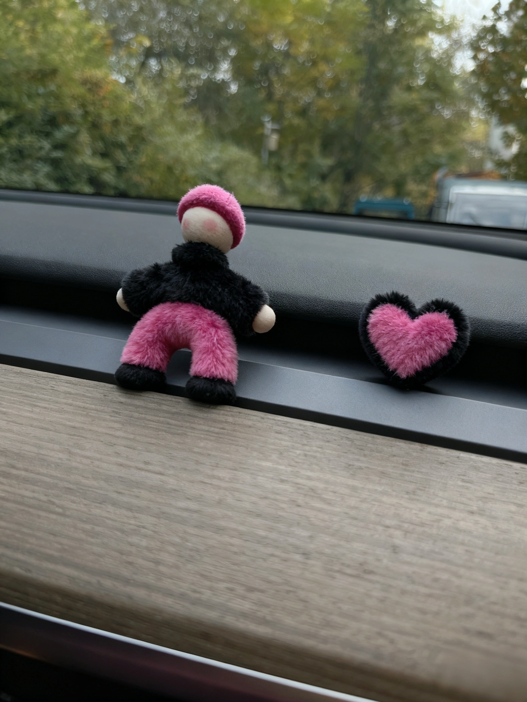Tesla💕｜万物皆可毛绒绒 黑粉内饰越看越爱 今天摸鱼，我来试试🔥遍全网的毛绒绒p图，把拍废的照片变成毛绒绒的，好可爱！！！
毛绒绒的物品本来就带有吸引力
在我的黑粉内饰上更吸睛了[捂嘴笑R]自己越看越爱了
把特斯拉改成黑粉配色以后就不停入同色系搭配
方向盘、钥匙扣、固体香薰都买到心坎里了
还有什么黑粉配色的车载好物快快甩给我呀！
#特斯拉内饰 #特斯拉内饰配件 #给照片加点涂鸦 #拯救废片 #ai #特斯拉车主日记 #新人博主 #女生车内饰 #一人一件车载 #车内好物 @小Car的软装日记