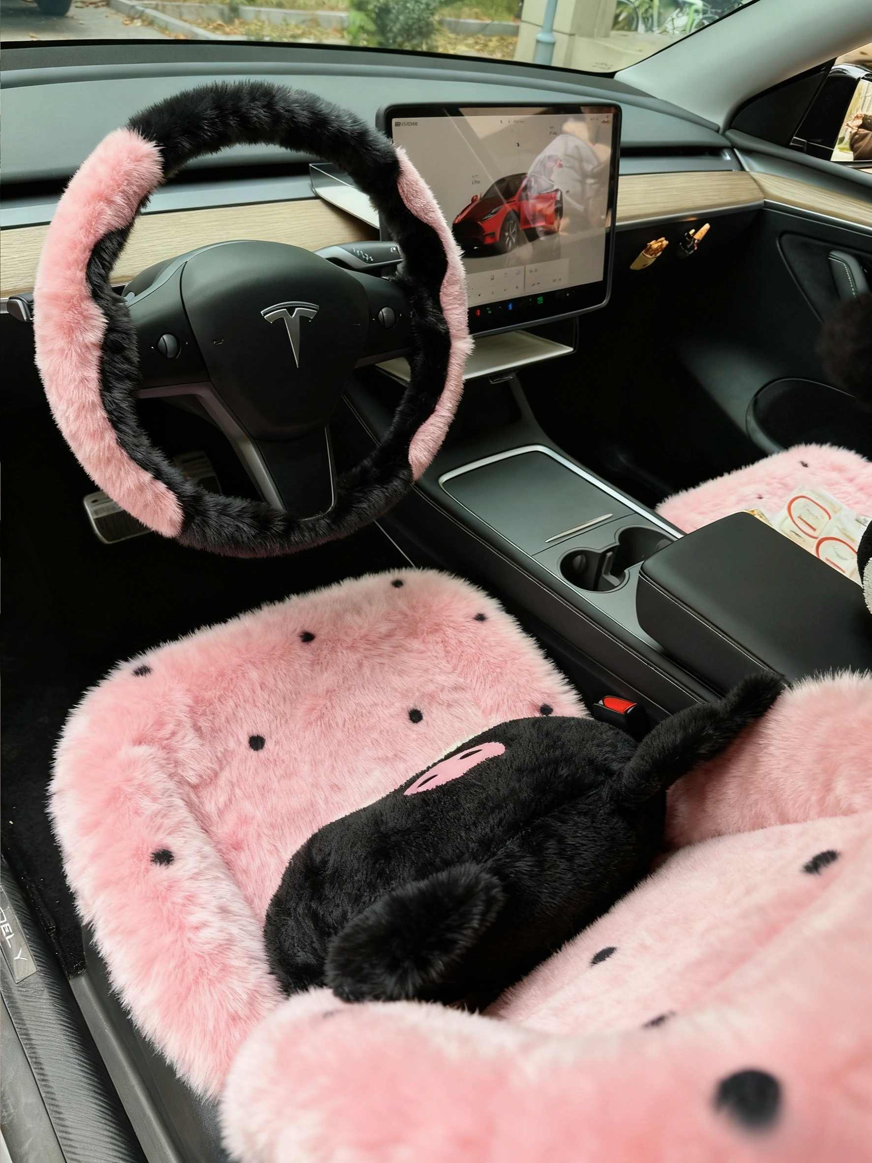 Tesla💕｜万物皆可毛绒绒 黑粉内饰越看越爱 今天摸鱼，我来试试🔥遍全网的毛绒绒p图，把拍废的照片变成毛绒绒的，好可爱！！！
毛绒绒的物品本来就带有吸引力
在我的黑粉内饰上更吸睛了[捂嘴笑R]自己越看越爱了
把特斯拉改成黑粉配色以后就不停入同色系搭配
方向盘、钥匙扣、固体香薰都买到心坎里了
还有什么黑粉配色的车载好物快快甩给我呀！
#特斯拉内饰 #特斯拉内饰配件 #给照片加点涂鸦 #拯救废片 #ai #特斯拉车主日记 #新人博主 #女生车内饰 #一人一件车载 #车内好物 @小Car的软装日记