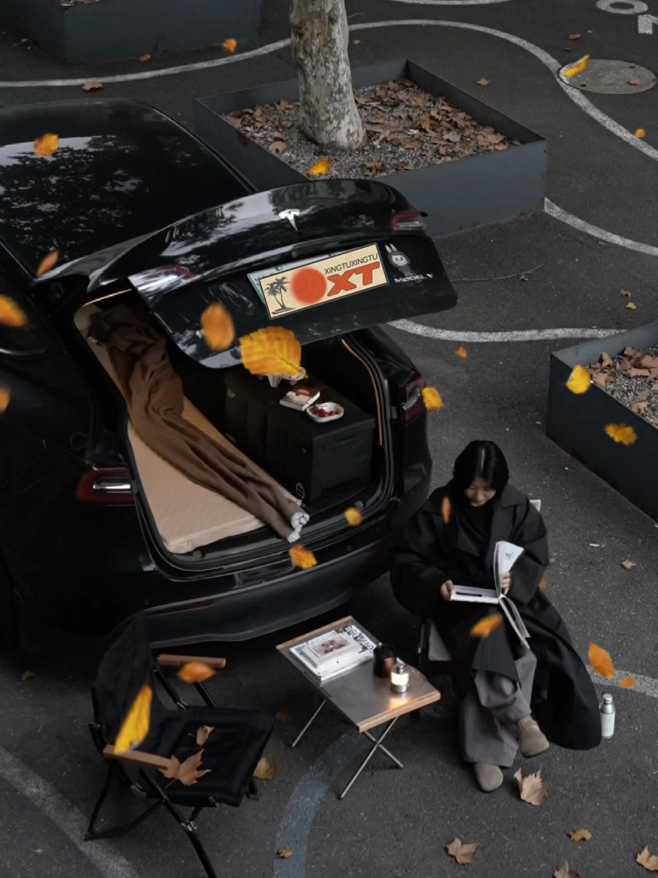 🔴𝚃𝚎𝚜𝚕𝚊|秋日很好,安静而又丰盛🍁 秋日的阳光,有一种恰到好处的温柔。
工作间隙,不想困在办公桌电脑前。
于是,拎出后备箱里的露营桌椅,
在楼下的树下寻一处安静。
风来的时候,
叶子一片一片落下来,
不慌不忙。
它们不像花那样争着被人看见,
却自有姿态。
我坐在那儿,喝一口热咖啡,
翻两页书,什么也不急着完成。
新入的折叠收纳箱,
刚好派上用场。
平时散在后备箱的饮料、杂物,
终于有了归处。
整整齐齐地放好,
心里也像被理清了一小块。
有时候觉得,
生活里那些细微的秩序感,
就是一种温柔的抵抗。
抵抗忙、抵抗乱、抵抗不由自主的节奏。
这个秋天,我开始学会在零碎的时间里,
给自己留一片这样的空隙——
不说话,不赶时间,只是安静地待着。
就像这些落叶,不必非要成为花,
却一样能点亮一整个季节的意境。
安静,也是一种丰盛。
#留住秋天的一百种方式 #特斯拉 #汽车博主 #女生车内饰 #特斯拉modely #特斯拉内饰 #汽车露营 #后备箱空间 #后备箱 #一人一件车载好物 @➰YY.