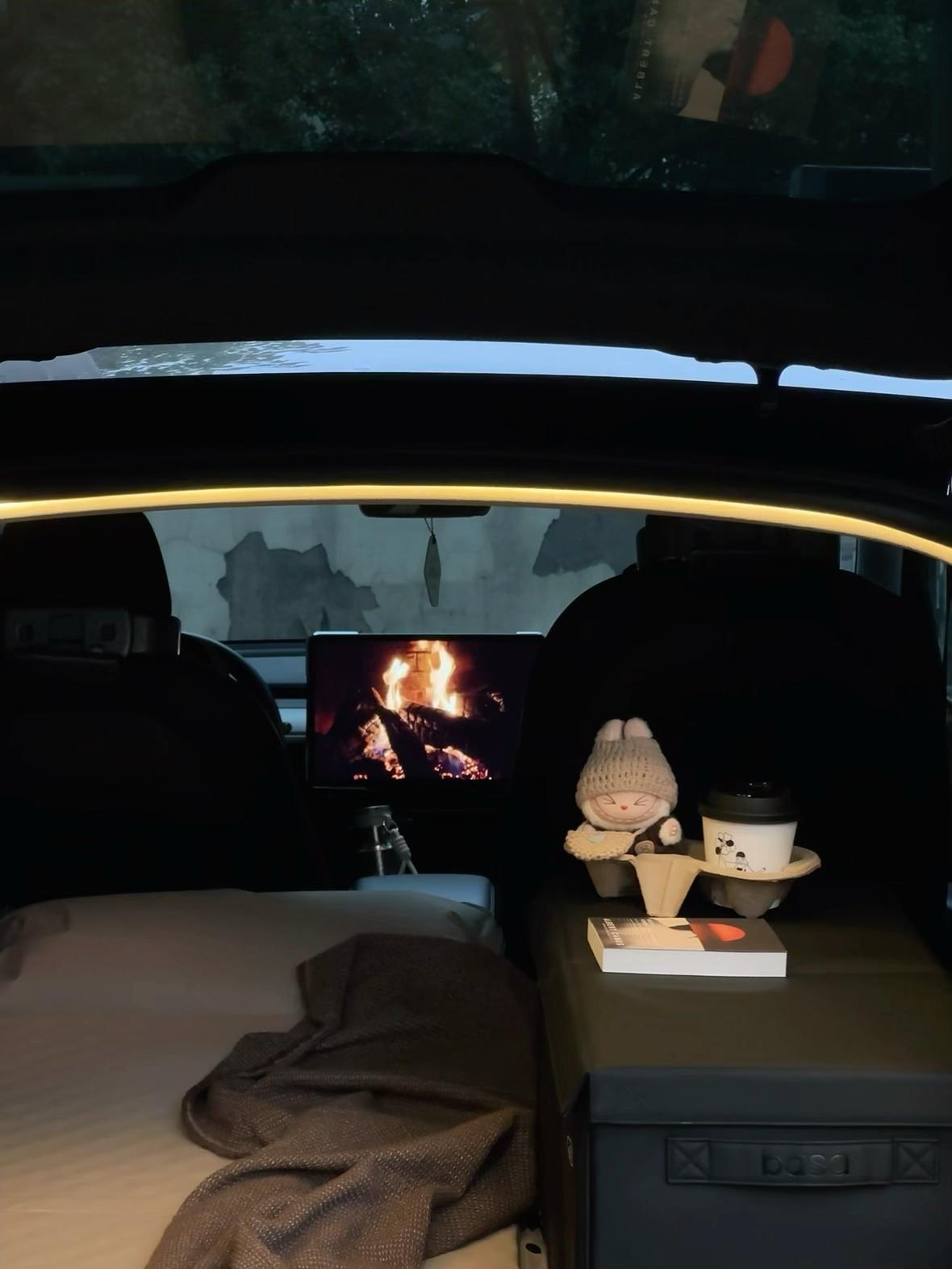 🔴𝚃𝚎𝚜𝚕𝚊|秋日很好,安静而又丰盛🍁 秋日的阳光,有一种恰到好处的温柔。
工作间隙,不想困在办公桌电脑前。
于是,拎出后备箱里的露营桌椅,
在楼下的树下寻一处安静。
风来的时候,
叶子一片一片落下来,
不慌不忙。
它们不像花那样争着被人看见,
却自有姿态。
我坐在那儿,喝一口热咖啡,
翻两页书,什么也不急着完成。
新入的折叠收纳箱,
刚好派上用场。
平时散在后备箱的饮料、杂物,
终于有了归处。
整整齐齐地放好,
心里也像被理清了一小块。
有时候觉得,
生活里那些细微的秩序感,
就是一种温柔的抵抗。
抵抗忙、抵抗乱、抵抗不由自主的节奏。
这个秋天,我开始学会在零碎的时间里,
给自己留一片这样的空隙——
不说话,不赶时间,只是安静地待着。
就像这些落叶,不必非要成为花,
却一样能点亮一整个季节的意境。
安静,也是一种丰盛。
#留住秋天的一百种方式 #特斯拉 #汽车博主 #女生车内饰 #特斯拉modely #特斯拉内饰 #汽车露营 #后备箱空间 #后备箱 #一人一件车载好物 @➰YY.