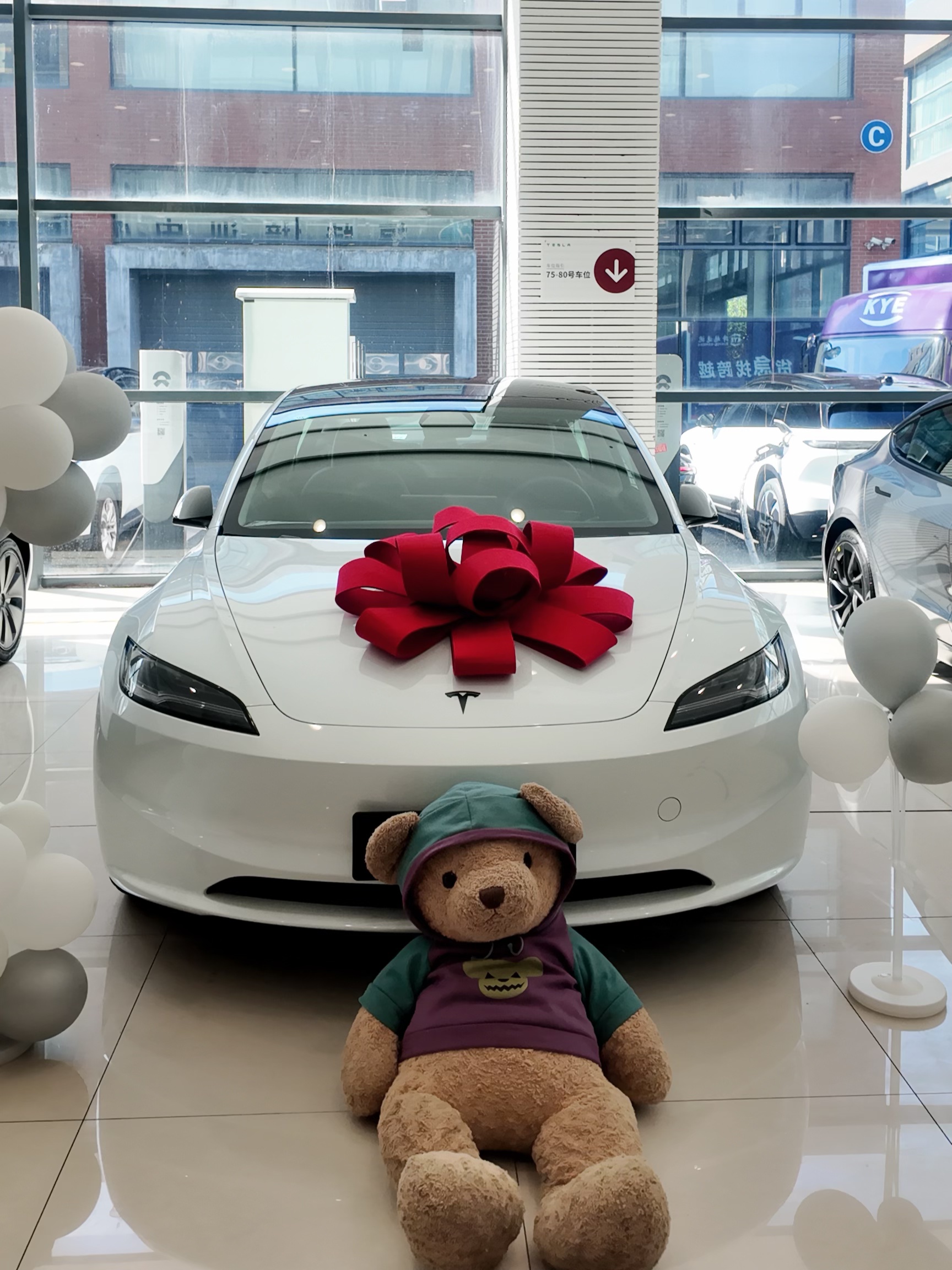 打工暂停让我们一起恭喜这位女士🎉🥳🎊 打工两年终于拥有了自己的第一辆小车车啦🚗
让我们一起恭喜这位女士
好开心好开心以后再也不用骑小电驴上班风吹雨淋了
不得不说小特颜值真高
喜欢鼠了[皱眉R][皱眉R][皱眉R][皱眉R]
#不想发朋友圈系列 #解锁人生新成就 #人生新阶段 #纪念一下吧 #开启新阶段 #买个未来继续努力 #特斯拉 #特斯拉model3 @罐罐