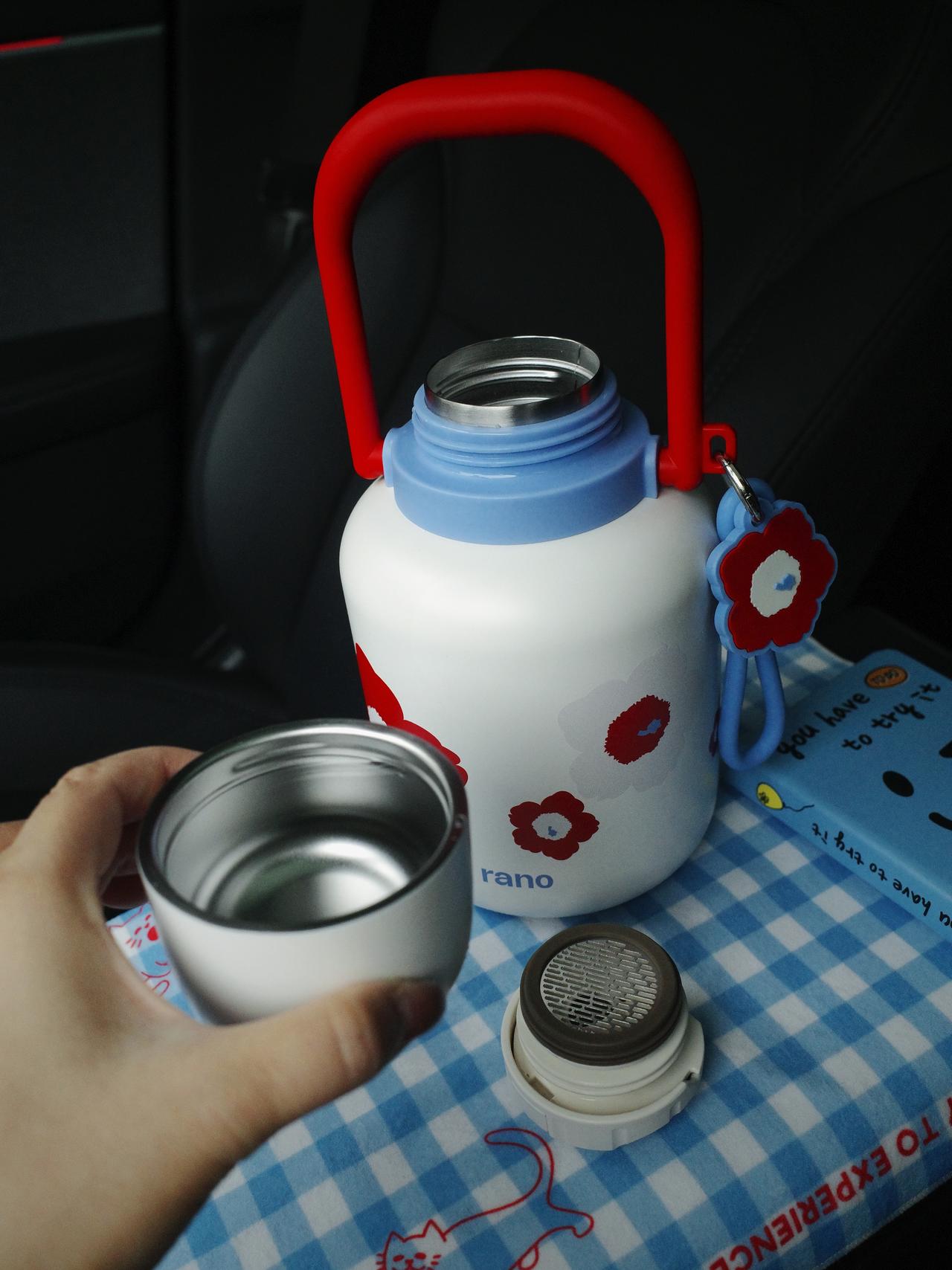 🚗💨公路旅行必备!颜值和温暖我都要! 秋冬自驾游,开长途都要备上一大壶...
旅途幸福感蹭蹭往上涨!
实名夸夸这个旅行搭子的贴心设计:
1⃣️随手就走的提手:这个红色的小提手也太方便了吧!无论是下车拍照还是休息区接水,手指一勾就走,完全不费力。
2⃣️:车内c位担当,颜值清新又治愈,简直是美美的拍照📸道具。
3⃣️:保温给力超长待机:亲测有效!早上出门泡的热茶,到下午还是烫烫的!翻山越岭也能喝到一口热饮,这种感觉真的太幸福啦~
超大容量还可以带到户外露营可以冲热咖啡☕/奶茶水源补给。
真心推给所有爱出去玩的姐妹!有了它,漫长的公路也变成温暖的享受。
#特斯拉女车主 #特斯拉
#外出必备
#冬日温暖神器 #实用与颜值并存
#保温杯 #萌宠好物 #整点儿摄影节奏
#小红书RFL时尚轻单 @fafa的移动充电堡