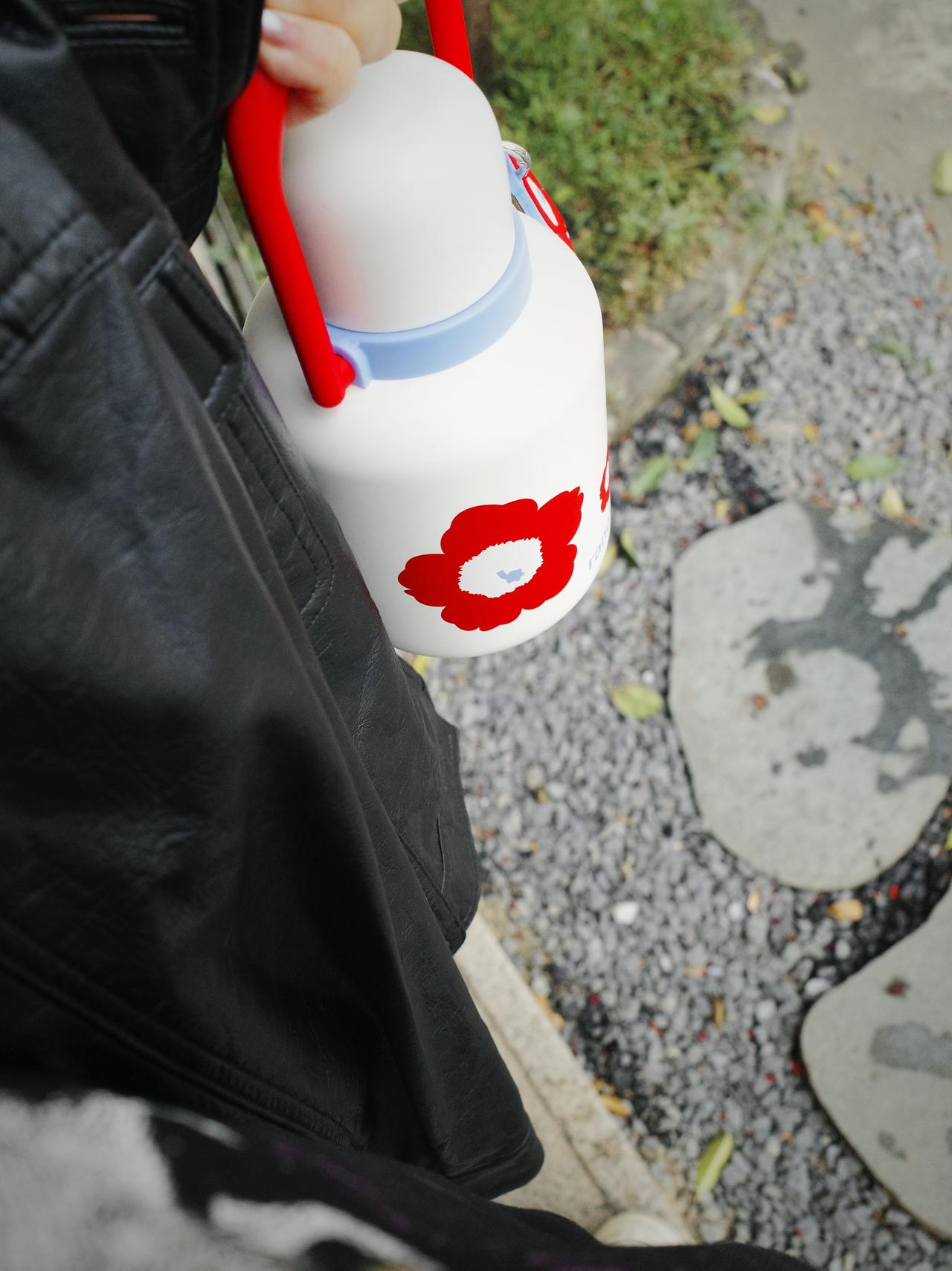 🚗💨公路旅行必备!颜值和温暖我都要! 秋冬自驾游,开长途都要备上一大壶...
旅途幸福感蹭蹭往上涨!
实名夸夸这个旅行搭子的贴心设计:
1⃣️随手就走的提手:这个红色的小提手也太方便了吧!无论是下车拍照还是休息区接水,手指一勾就走,完全不费力。
2⃣️:车内c位担当,颜值清新又治愈,简直是美美的拍照📸道具。
3⃣️:保温给力超长待机:亲测有效!早上出门泡的热茶,到下午还是烫烫的!翻山越岭也能喝到一口热饮,这种感觉真的太幸福啦~
超大容量还可以带到户外露营可以冲热咖啡☕/奶茶水源补给。
真心推给所有爱出去玩的姐妹!有了它,漫长的公路也变成温暖的享受。
#特斯拉女车主 #特斯拉
#外出必备
#冬日温暖神器 #实用与颜值并存
#保温杯 #萌宠好物 #整点儿摄影节奏
#小红书RFL时尚轻单 @fafa的移动充电堡