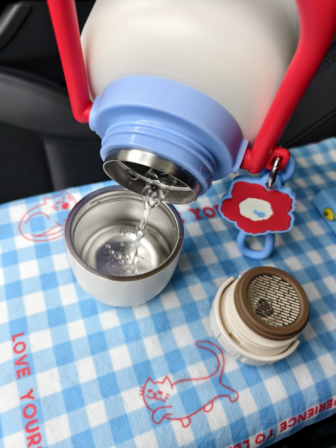 🚗💨公路旅行必备!颜值和温暖我都要! 秋冬自驾游,开长途都要备上一大壶...
旅途幸福感蹭蹭往上涨!
实名夸夸这个旅行搭子的贴心设计:
1⃣️随手就走的提手:这个红色的小提手也太方便了吧!无论是下车拍照还是休息区接水,手指一勾就走,完全不费力。
2⃣️:车内c位担当,颜值清新又治愈,简直是美美的拍照📸道具。
3⃣️:保温给力超长待机:亲测有效!早上出门泡的热茶,到下午还是烫烫的!翻山越岭也能喝到一口热饮,这种感觉真的太幸福啦~
超大容量还可以带到户外露营可以冲热咖啡☕/奶茶水源补给。
真心推给所有爱出去玩的姐妹!有了它,漫长的公路也变成温暖的享受。
#特斯拉女车主 #特斯拉
#外出必备
#冬日温暖神器 #实用与颜值并存
#保温杯 #萌宠好物 #整点儿摄影节奏
#小红书RFL时尚轻单 @fafa的移动充电堡