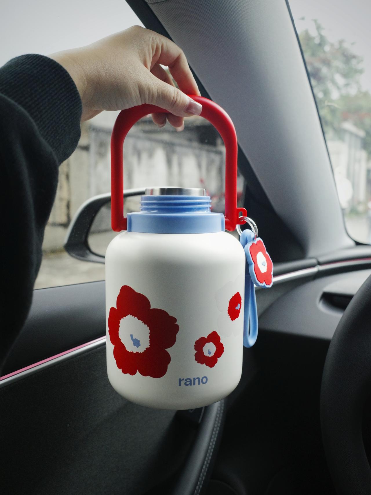 🚗💨公路旅行必备!颜值和温暖我都要! 秋冬自驾游,开长途都要备上一大壶...
旅途幸福感蹭蹭往上涨!
实名夸夸这个旅行搭子的贴心设计:
1⃣️随手就走的提手:这个红色的小提手也太方便了吧!无论是下车拍照还是休息区接水,手指一勾就走,完全不费力。
2⃣️:车内c位担当,颜值清新又治愈,简直是美美的拍照📸道具。
3⃣️:保温给力超长待机:亲测有效!早上出门泡的热茶,到下午还是烫烫的!翻山越岭也能喝到一口热饮,这种感觉真的太幸福啦~
超大容量还可以带到户外露营可以冲热咖啡☕/奶茶水源补给。
真心推给所有爱出去玩的姐妹!有了它,漫长的公路也变成温暖的享受。
#特斯拉女车主 #特斯拉
#外出必备
#冬日温暖神器 #实用与颜值并存
#保温杯 #萌宠好物 #整点儿摄影节奏
#小红书RFL时尚轻单 @fafa的移动充电堡