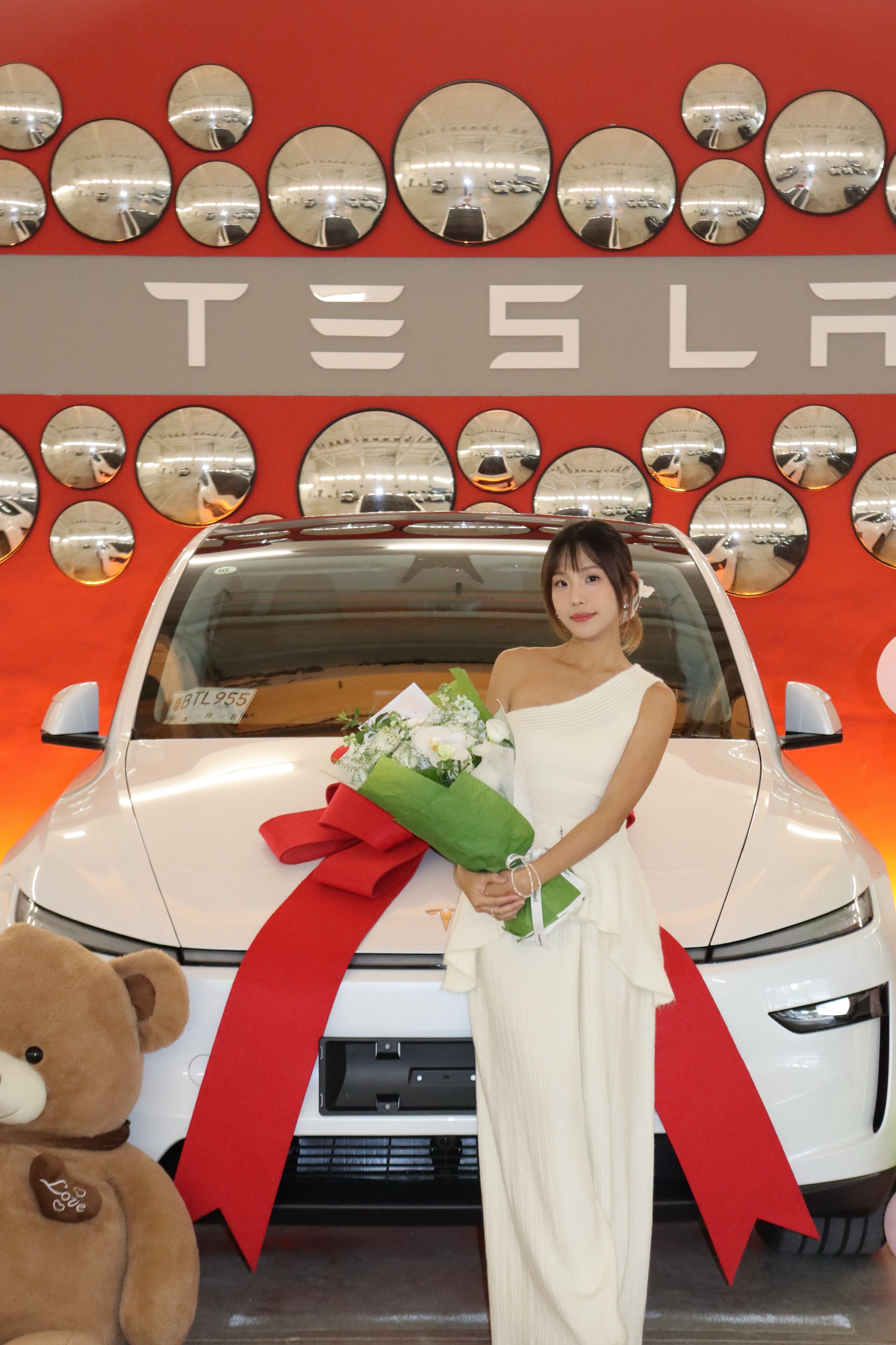 Tesla提车日记｜报告！我也有邪恶大鼠标啦！ 有了一个新的伙伴
可以带我去任何想去的地方
再也不是通讯录里“有空出来”的人了
是“在哪，我去接你”的人～
	
#提车日记 #人生第一辆小车车#提车大吉
#提车需要满满仪式感 #电车天花板 #Tesla提车
#特斯拉交付 #特别心动的车 #特斯拉model焕新Y @别叫我蕾蕾