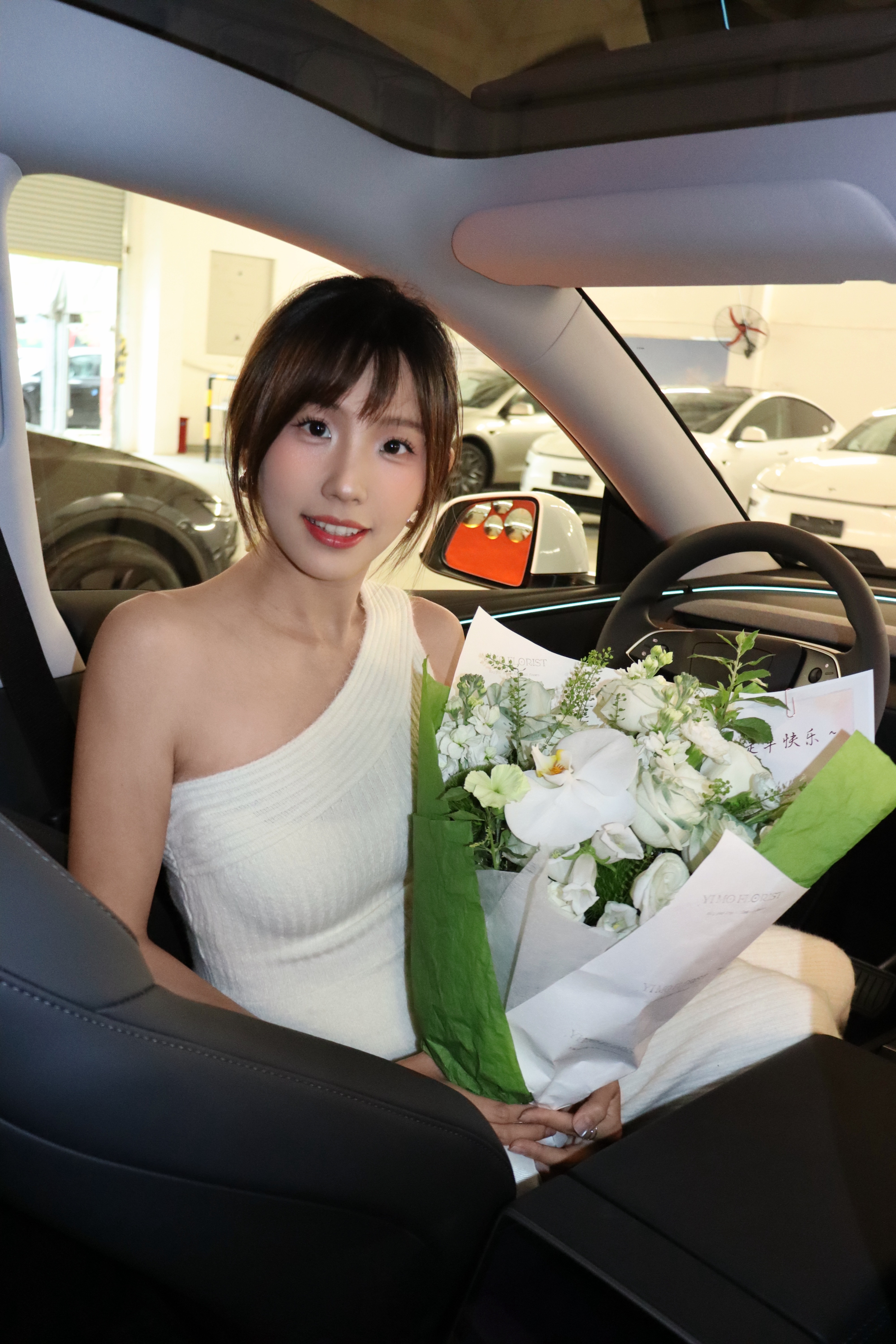 Tesla提车日记｜报告！我也有邪恶大鼠标啦！ 有了一个新的伙伴
可以带我去任何想去的地方
再也不是通讯录里“有空出来”的人了
是“在哪，我去接你”的人～
	
#提车日记 #人生第一辆小车车#提车大吉
#提车需要满满仪式感 #电车天花板 #Tesla提车
#特斯拉交付 #特别心动的车 #特斯拉model焕新Y @别叫我蕾蕾