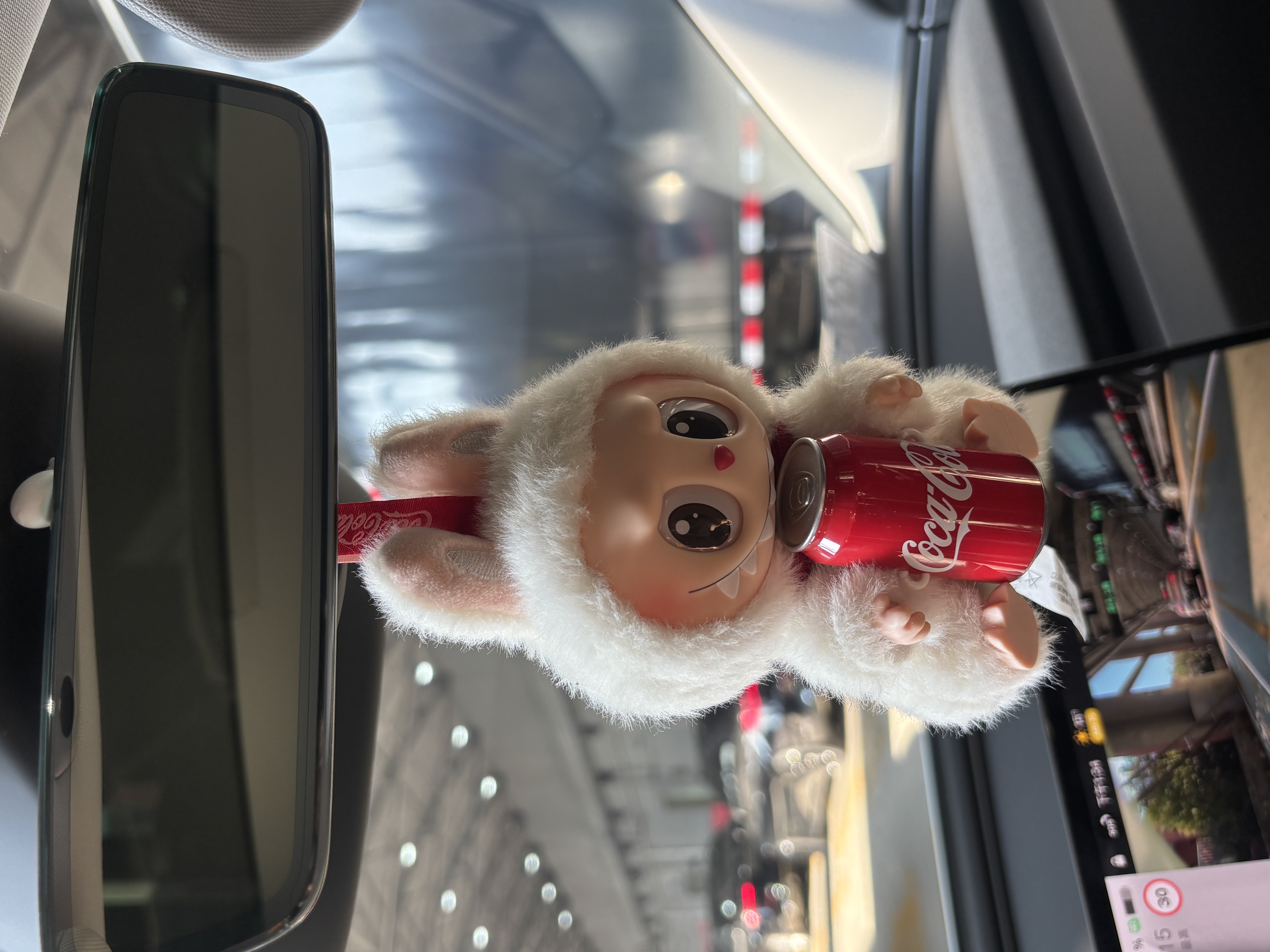 恭喜特斯拉！多了一个漂亮可爱的女车主！ 26岁靠自己拿下！
（花费在p5 当大人真的好贵🥹不过养车成本还可以 50多块钱充电能开400km）
-
一辆车20多w
冬天上班自己开车在车里吹暖风喝热拿铁值10w
带着爸妈和狗狗出去玩值10w
-
买车提车整个过程都自己一个人去操作
甚至买车前只开过三次车
选保险、选配件、上牌、租车位这些是自己去了解做攻略落实好的
感觉自己真是强大的“单亲妈妈”（猫狗的妈🫶
-
一个周末就开了快400km
带琼琼去了好多地方 还送舍友姐妹去高铁站 接朋友下班 带朋友出去玩
真的好好开 买车很值得！
#特别心动的车 #model3 #提车 #提车大吉 #提车需要满满仪式感 @芒果小鹿