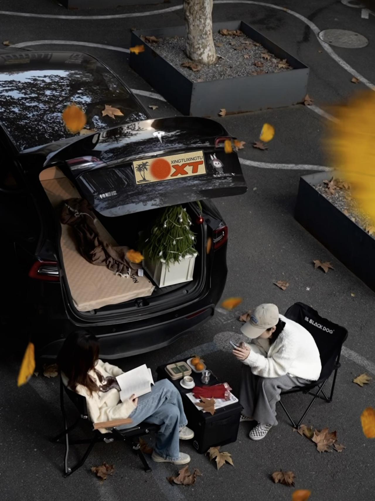 🔴𝚃𝚎𝚜𝚕𝚊|“循环在自己的喜欢里” 梧桐叶缓缓飘落的午后,
打开后备箱——露营椅,
一杯桂花茶,一小棵圣诞树。
不多,却足够让这个十二月的缝隙透进光。
风穿过枝桠,
沙沙声里藏着时间的密语。
最简单的拥有,
往往最接近自由。
在循环的日常里,
打捞属于自己的粼粼波光。
#汽车博主 #特斯拉 #女生车内饰 #12月 #圣诞氛围 #圣诞树装饰 #特斯拉modely #女性成长 #碎片是生活的记录 #后备箱露营 @➰YY.