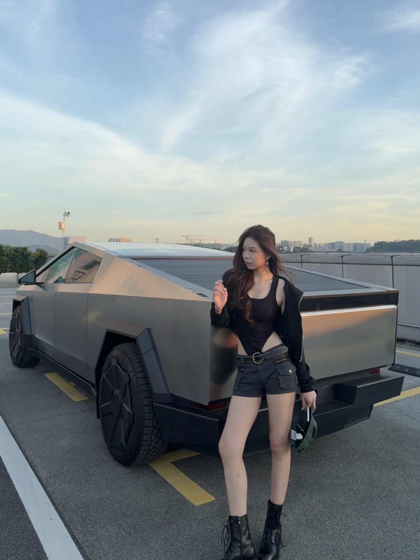 夕阳 & cybertruck🌇 #cybertruck #来拍照了 #晚霞收集者 #特斯拉 @A杯菜菜子