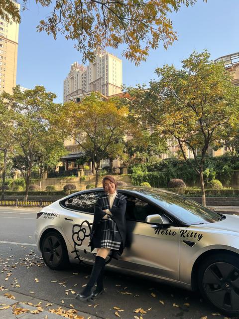 halo我的新皮肤 又来给我的特斯拉换新皮肤啦|
亚历山大银+kitty拉花真的又酷又可爱!
必冲皮肤啊❤️❤️❤️
#特斯拉改色 #特斯拉拍照 #美丽新尝试 #今天的我有点不一样 #越看越喜