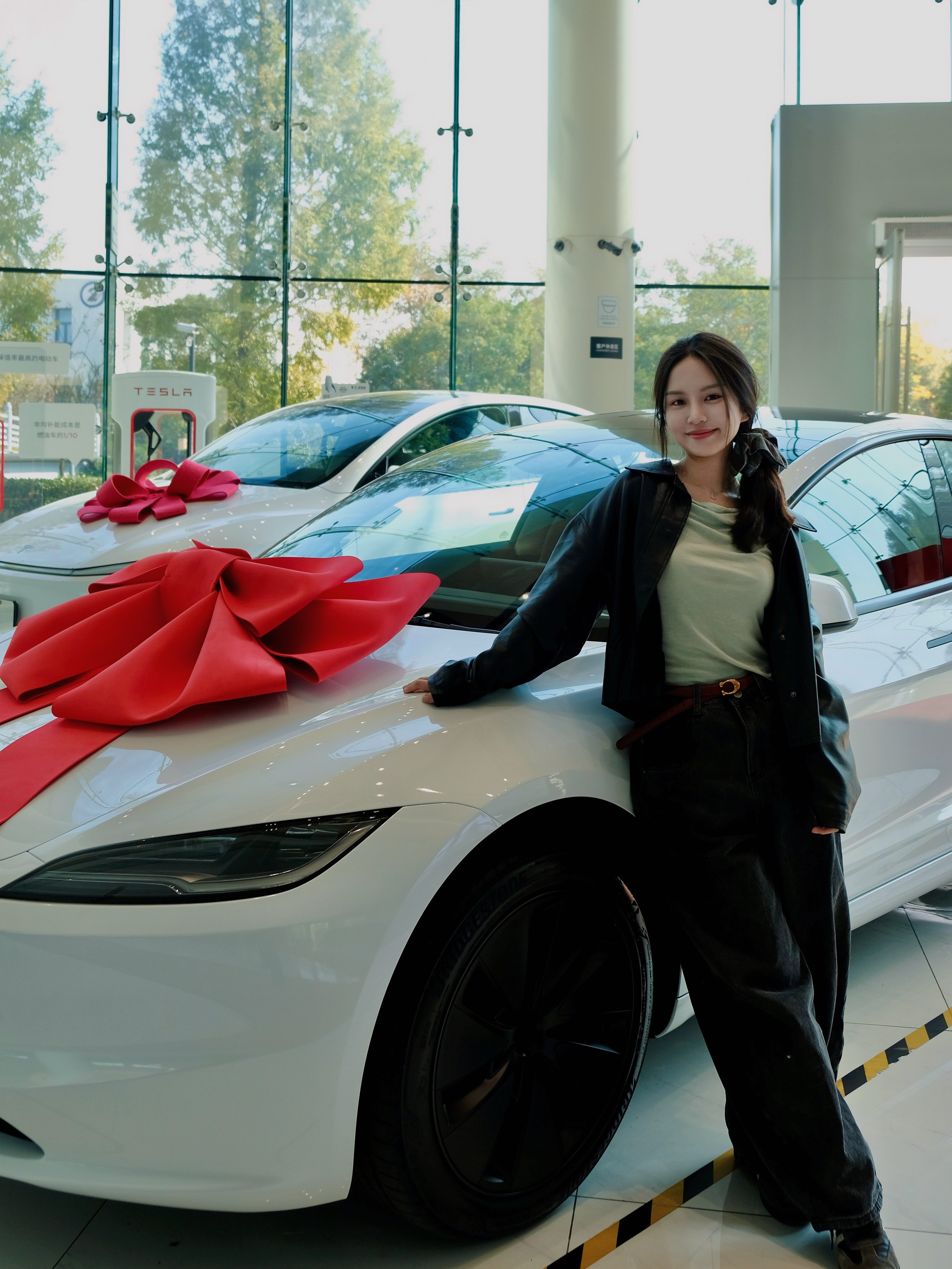 恭喜特斯拉！多了一个漂亮可爱的女车主！ 26岁靠自己拿下！
（花费在p5 当大人真的好贵🥹不过养车成本还可以 50多块钱充电能开400km）
-
一辆车20多w
冬天上班自己开车在车里吹暖风喝热拿铁值10w
带着爸妈和狗狗出去玩值10w
-
买车提车整个过程都自己一个人去操作
甚至买车前只开过三次车
选保险、选配件、上牌、租车位这些是自己去了解做攻略落实好的
感觉自己真是强大的“单亲妈妈”（猫狗的妈🫶
-
一个周末就开了快400km
带琼琼去了好多地方 还送舍友姐妹去高铁站 接朋友下班 带朋友出去玩
真的好好开 买车很值得！
#特别心动的车 #model3 #提车 #提车大吉 #提车需要满满仪式感 @芒果小鹿