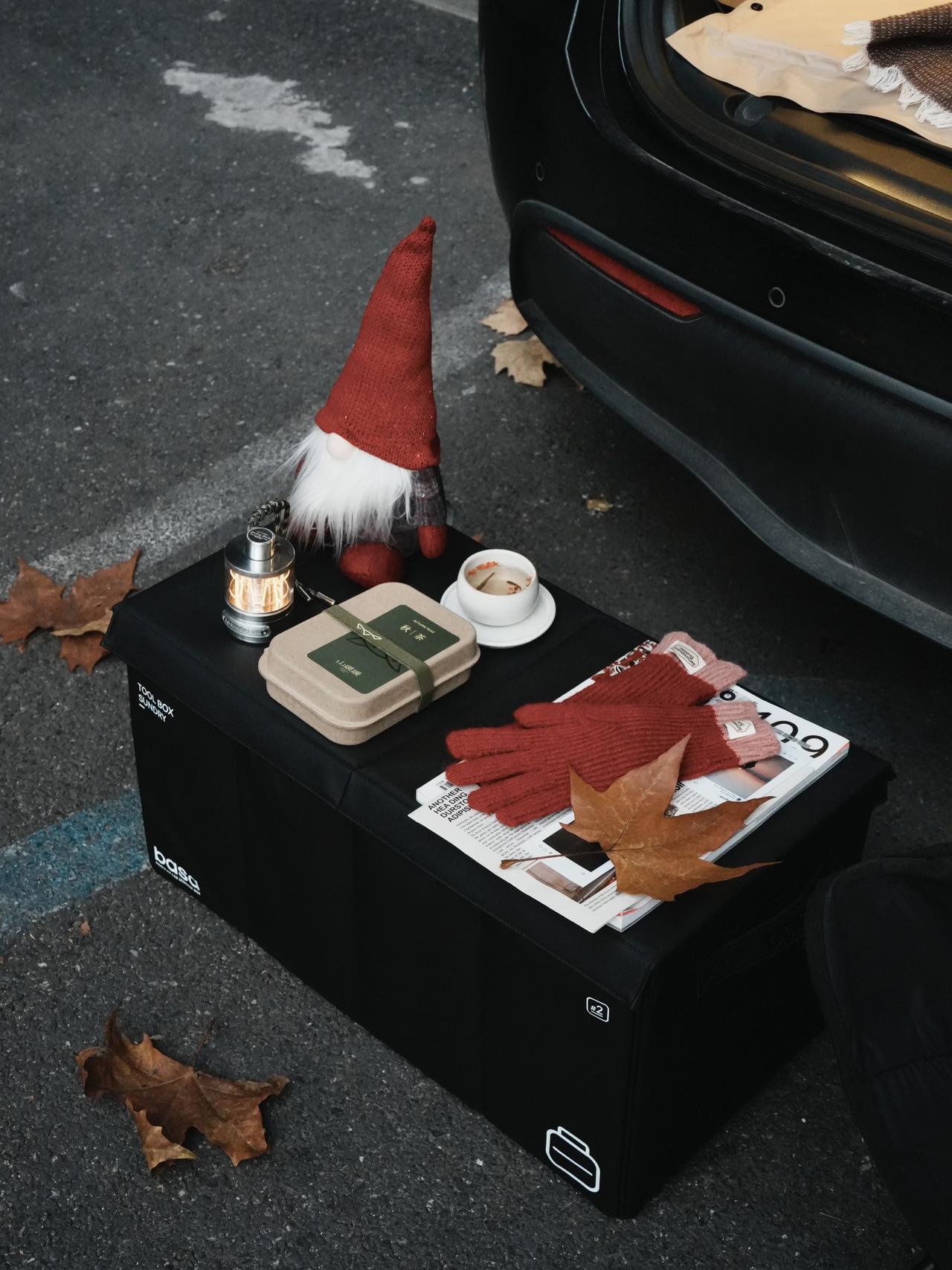 🔴𝚃𝚎𝚜𝚕𝚊|“循环在自己的喜欢里” 梧桐叶缓缓飘落的午后,
打开后备箱——露营椅,
一杯桂花茶,一小棵圣诞树。
不多,却足够让这个十二月的缝隙透进光。
风穿过枝桠,
沙沙声里藏着时间的密语。
最简单的拥有,
往往最接近自由。
在循环的日常里,
打捞属于自己的粼粼波光。
#汽车博主 #特斯拉 #女生车内饰 #12月 #圣诞氛围 #圣诞树装饰 #特斯拉modely #女性成长 #碎片是生活的记录 #后备箱露营 @➰YY.