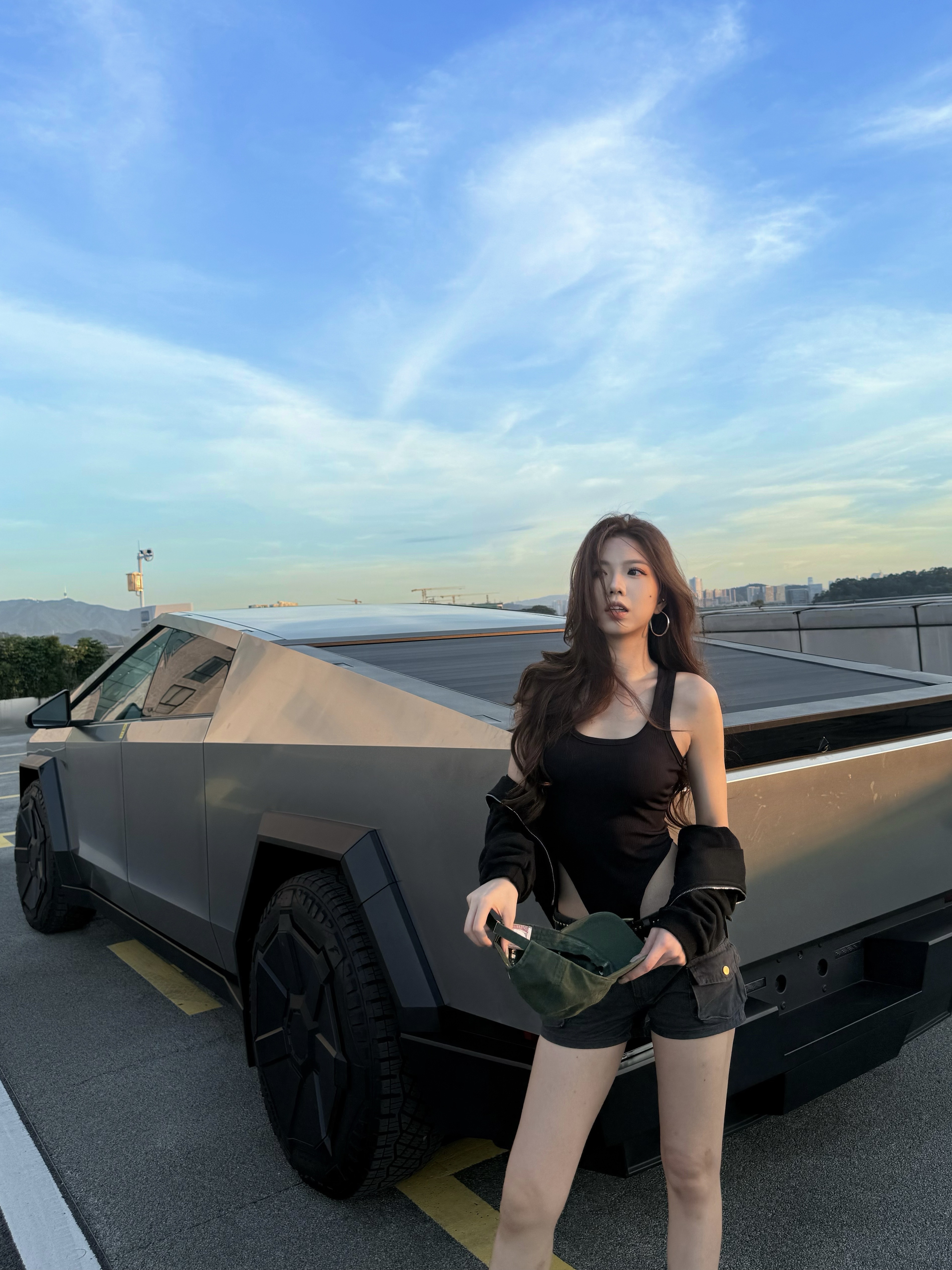 夕阳 & cybertruck🌇 #cybertruck #来拍照了 #晚霞收集者 #特斯拉 @A杯菜菜子