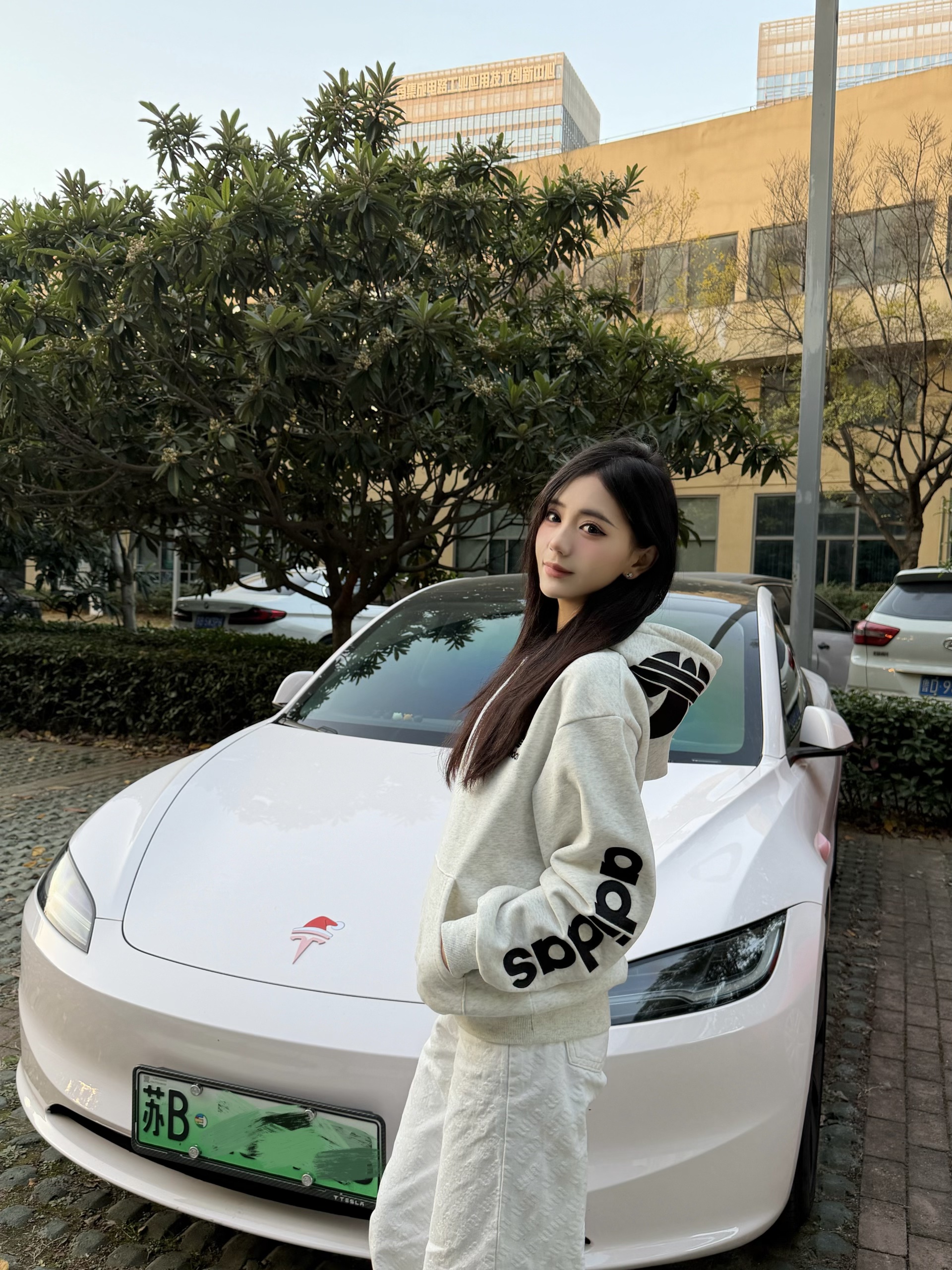 女大学生与小粉Tesla💞 幸福的大学生活莫过于大四没课开车出去玩 毕竟学校离新街口真的太偏了[自拍R]#女大学生 #plog #Tesla #改色 @xiaoA爱菜包