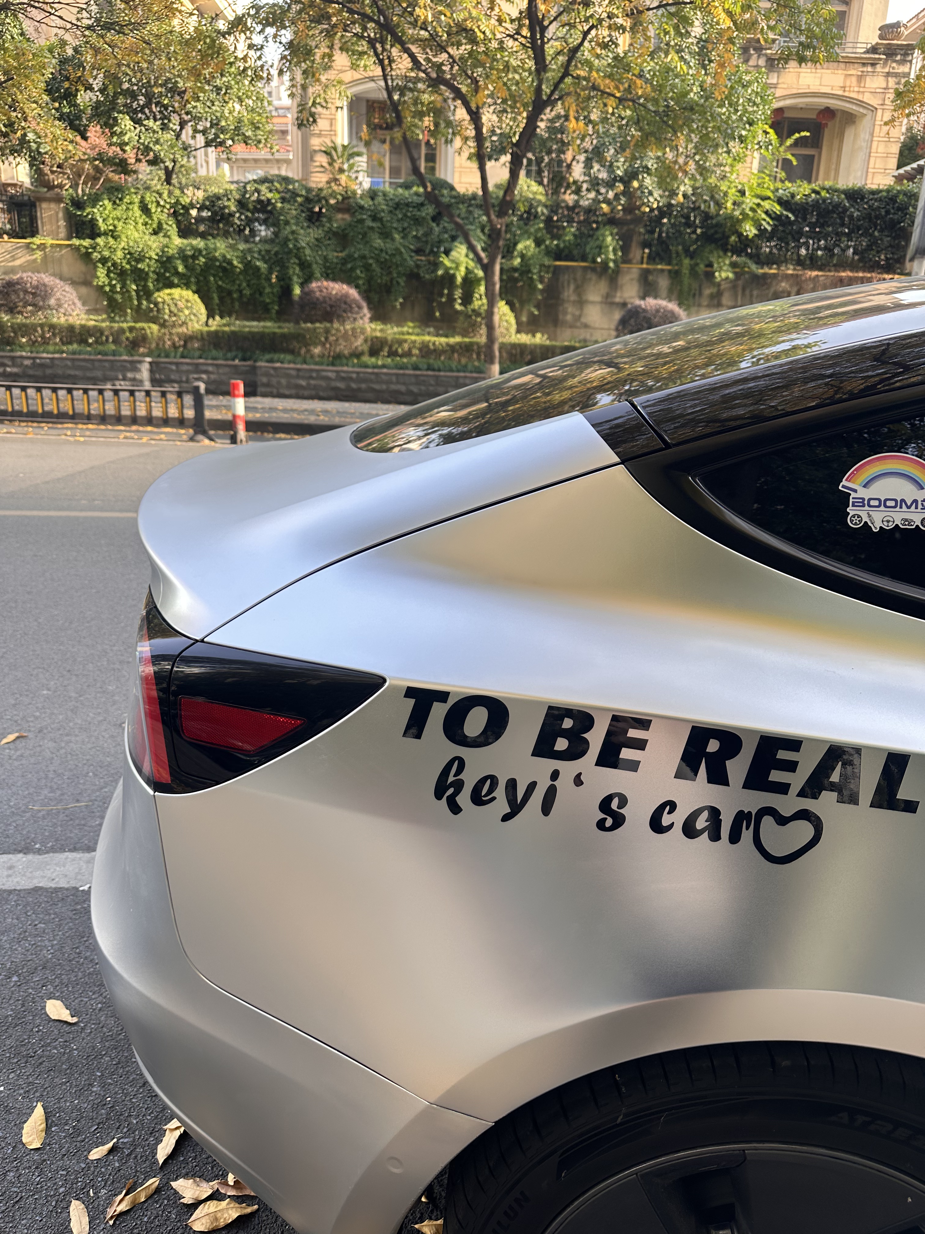 halo我的新皮肤 又来给我的特斯拉换新皮肤啦｜
亚历山大银+kitty拉花真的又酷又可爱！
	
必冲皮肤啊❤️❤️❤️
	
#特斯拉改色 #特斯拉拍照 #美丽新尝试 #今天的我有点不一样 #越看越喜欢系列 @余蛋儿🍼