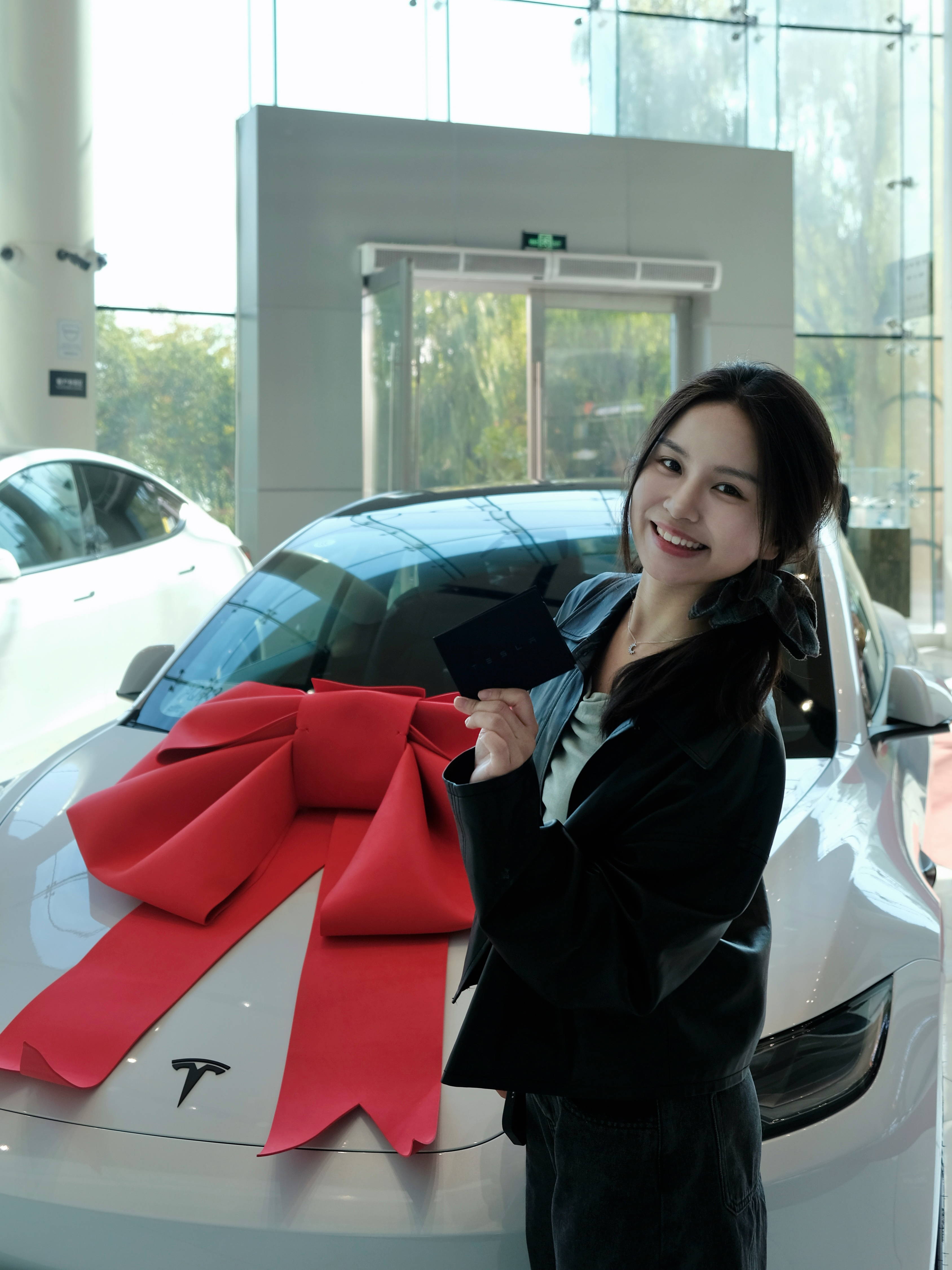 恭喜特斯拉！多了一个漂亮可爱的女车主！ 26岁靠自己拿下！
（花费在p5 当大人真的好贵🥹不过养车成本还可以 50多块钱充电能开400km）
-
一辆车20多w
冬天上班自己开车在车里吹暖风喝热拿铁值10w
带着爸妈和狗狗出去玩值10w
-
买车提车整个过程都自己一个人去操作
甚至买车前只开过三次车
选保险、选配件、上牌、租车位这些是自己去了解做攻略落实好的
感觉自己真是强大的“单亲妈妈”（猫狗的妈🫶
-
一个周末就开了快400km
带琼琼去了好多地方 还送舍友姐妹去高铁站 接朋友下班 带朋友出去玩
真的好好开 买车很值得！
#特别心动的车 #model3 #提车 #提车大吉 #提车需要满满仪式感 @芒果小鹿